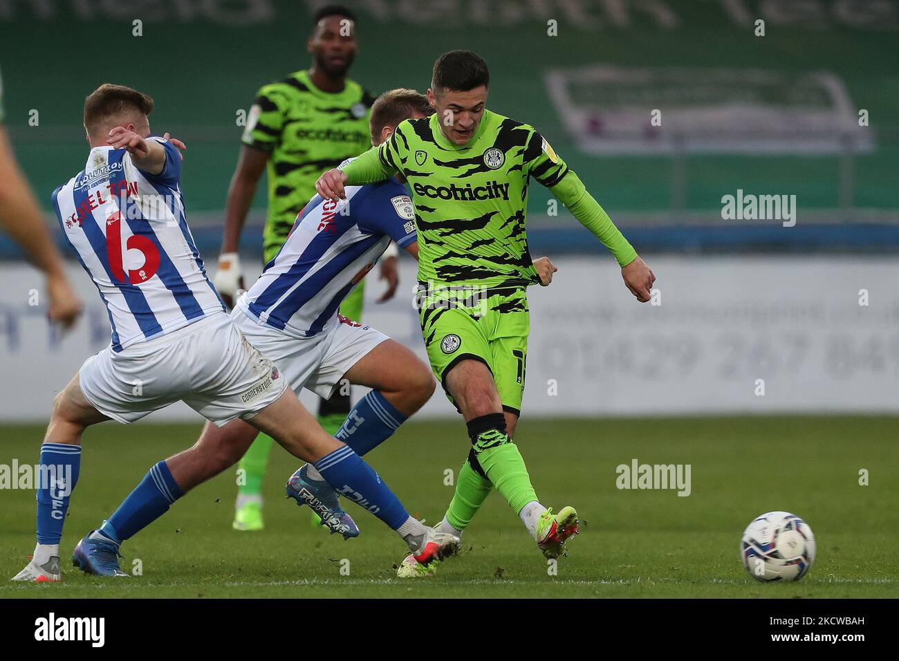 Nicky Cadden von Forest Green in Aktion mit Mark Shelton von Hartlepool United und Nicky Featherstone während des Sky Bet League 2-Spiels zwischen Hartlepool United und Forest Green Rovers am Samstag, den 20.. November 2021 im Victoria Park, Hartlepool. (Foto von Mark Fletcher/MI News/NurPhoto) Stockfoto