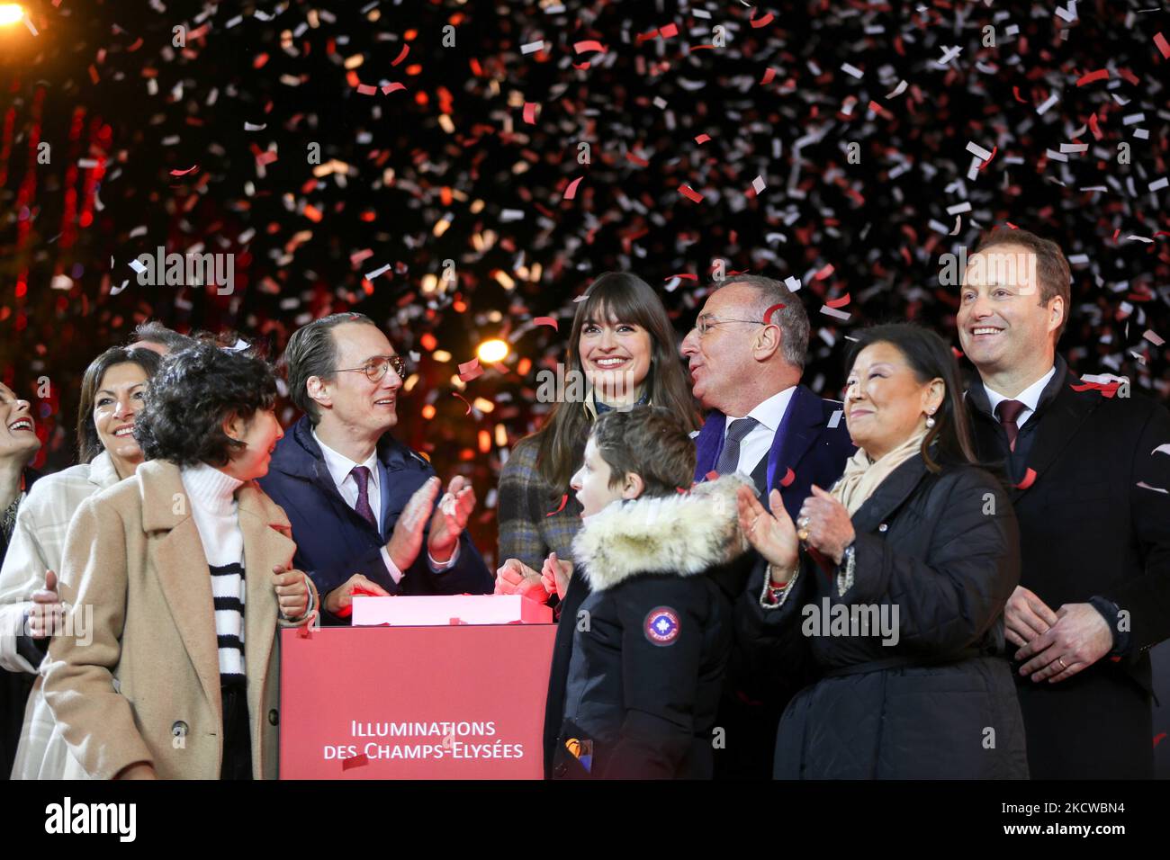 Olivia Polsky, stellvertretende Bürgermeisterin von Paris, zuständig für Handel, Handwerk, freie Berufe sowie Kunst- und Modeberufe, Bürgermeisterin von Paris und Kandidatin der Sozialistischen Partei Frankreichs (PS) für die Präsidentschaftswahl im April 2022 Anne Hidalgo, Präsidentin des Champs-Elysees-Ausschusses Marc-Antoine Jamet, Jeanne d'Hauteserre, Bürgermeisterin des Pariser Bezirks 8., und die französische Sängerin Clara Luciani reagieren auf ihre Teilnahme an der Einweihung der Weihnachtsbeleuchtung an der Champs-Elysees in Paris am 21. November 2021. (Foto von Michel Stoupak/NurPhoto) Stockfoto