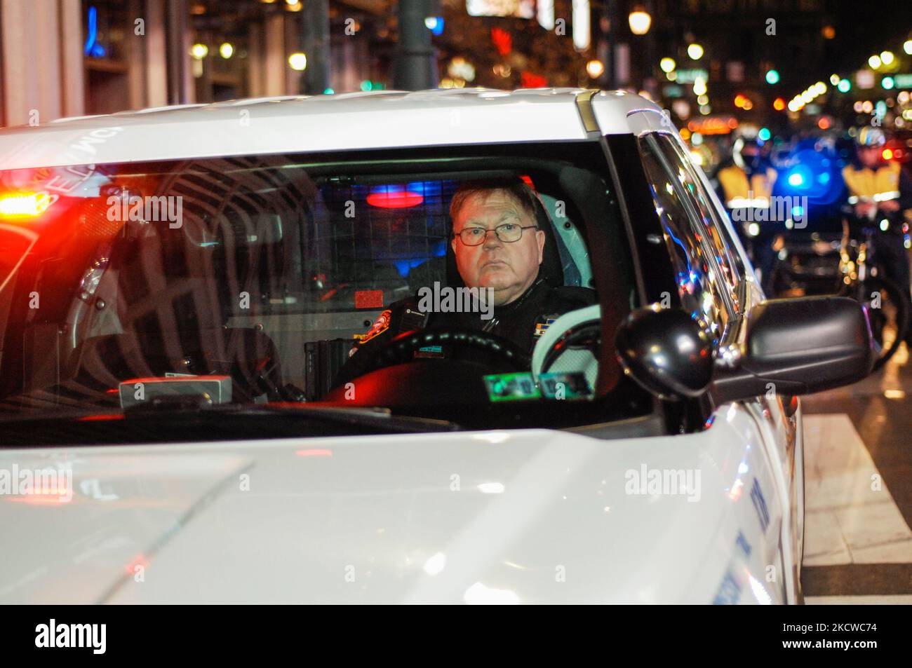 Ein Polizeibeamter aus Philadelphia sitzt in seinem Patrouille-SUV und überwacht Demonstranten während eines Protestes, um ihre Wut über das Mordvergehen von Kyle Rittenhouse am 20. November 2021 in Philadelphia, PA, zu äußern. (Foto von Cory Clark/NurPhoto) Stockfoto