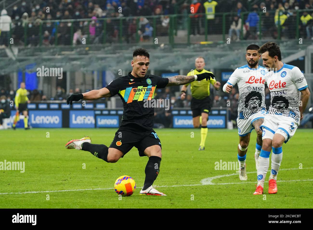 Lautaro Martinez (FC Inter) erzielt das Tor von 3-1 beim spiel der italienischen Fußballserie A Inter - FC Internazionale gegen SSC Napoli am 21. November 2021 im San Siro Stadion in Mailand, Italien (Foto: Luca Rossini/LiveMedia/NurPhoto) Stockfoto