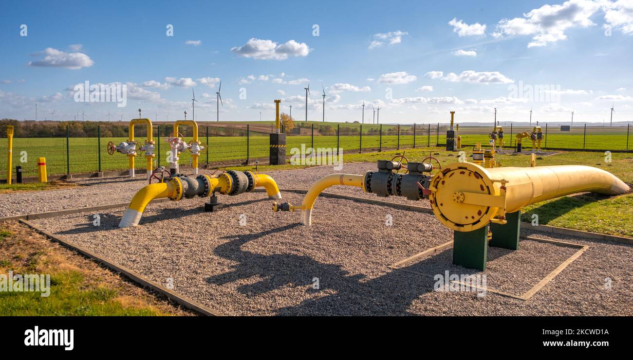 Erdgas isolierte Rohrleitungen im Feld in Europa. Drehkreuz für den  Transport von Öl und Gas durch Rohrleitungen Stockfotografie - Alamy