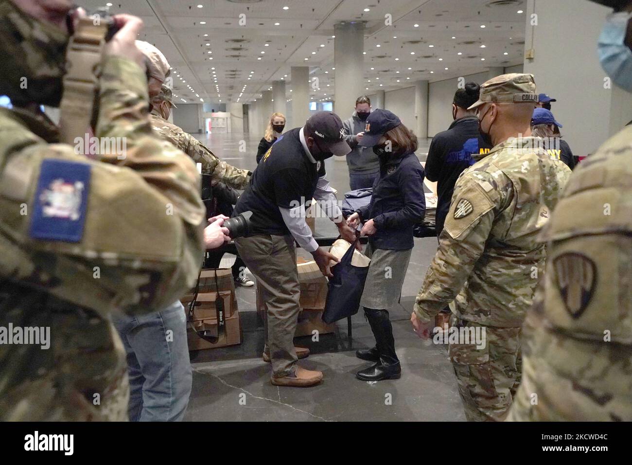 Leutnant Brian Benjamin unterstützt die Gouverneurin Kathy Hochul bei der Unterstützung von Freiwilligen zusammen mit dem US-Militär, das am 22. November 2021 in New York City, USA, Thanksgiving-Truthähne auf einer Montagelinie im Javits Center packt. (Foto von John Lamparski/NurPhoto) Stockfoto