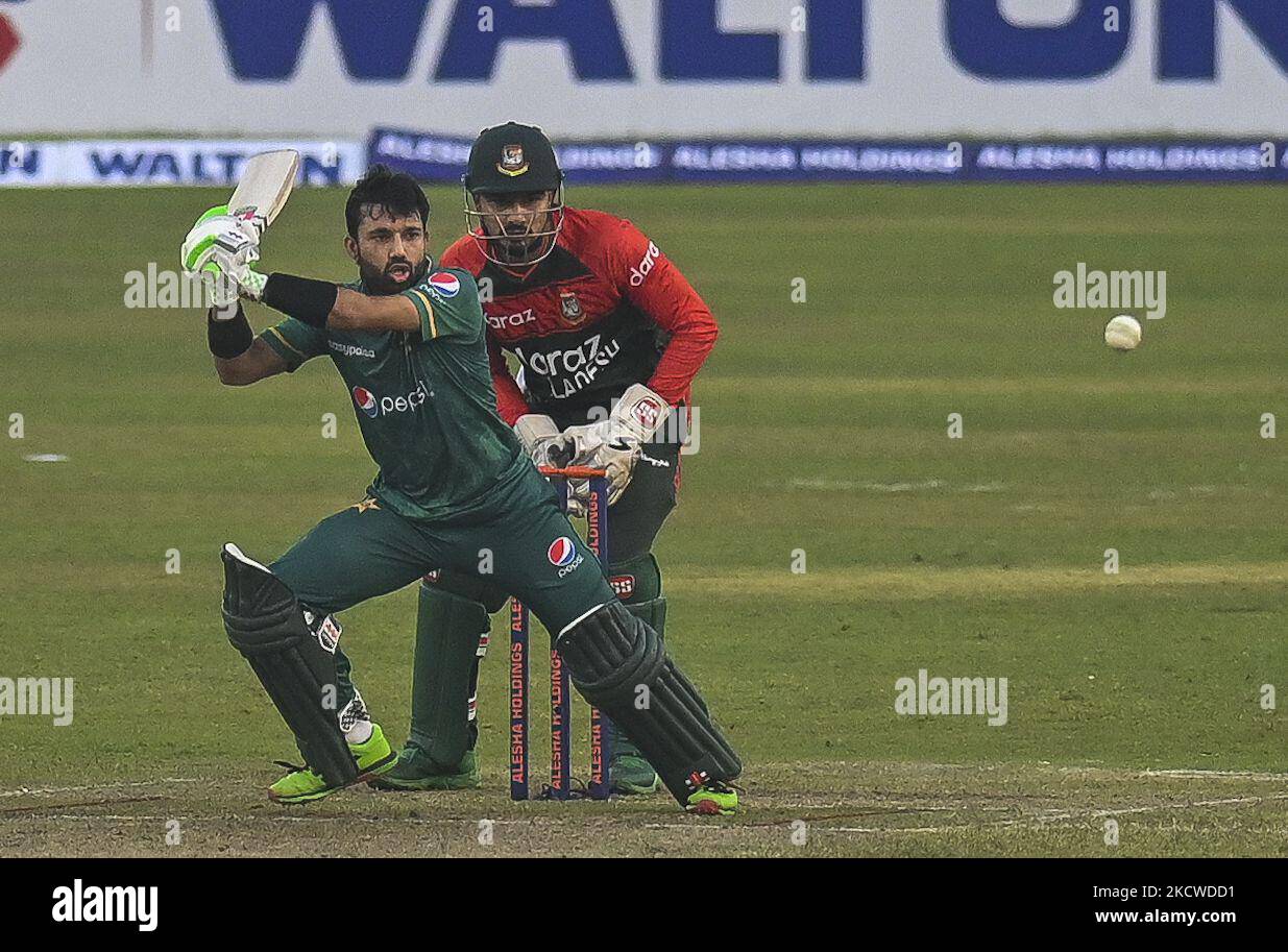 Der pakistanische Mohammad Rizwan spielt beim zweiten internationalen Cricket-Spiel Twenty20 zwischen Bangladesch und Pakistan am 20. November 2021 im Sher-e-Bangla National Cricket Stadium in Dhaka einen Schuss. (Foto von Ahmed Salahuddin/NurPhoto) Stockfoto