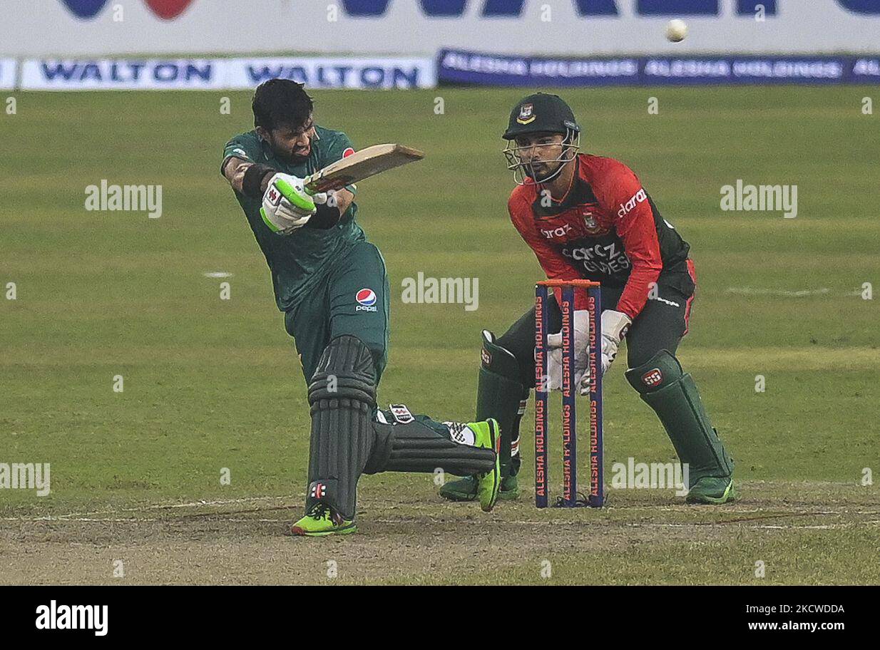 Der pakistanische Mohammad Rizwan spielt beim zweiten internationalen Cricket-Spiel Twenty20 zwischen Bangladesch und Pakistan am 20. November 2021 im Sher-e-Bangla National Cricket Stadium in Dhaka einen Schuss. (Foto von Ahmed Salahuddin/NurPhoto) Stockfoto