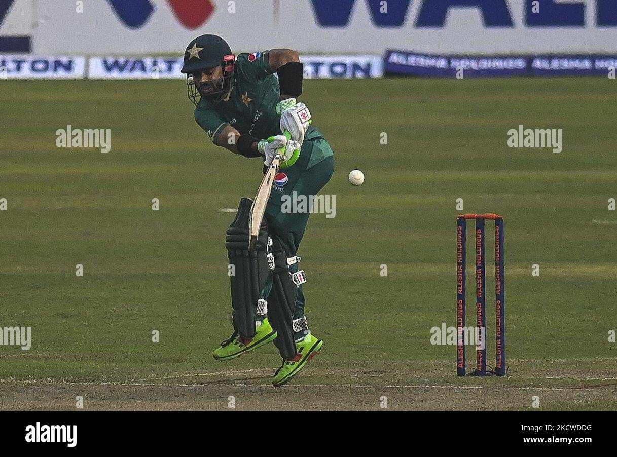 Der pakistanische Mohammad Rizwan spielt beim zweiten internationalen Cricket-Spiel Twenty20 zwischen Bangladesch und Pakistan am 20. November 2021 im Sher-e-Bangla National Cricket Stadium in Dhaka einen Schuss. (Foto von Ahmed Salahuddin/NurPhoto) Stockfoto