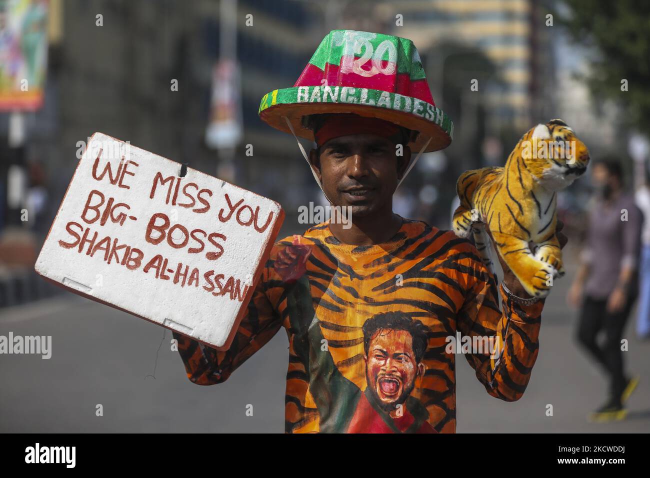 Ein Fan von Shakib Al Hasan ist ein Plakat während des zweiten internationalen Cricket-Spiels Twenty20 zwischen Bangladesch und Pakistan im Sher-e-Bangla National Cricket Stadium in Dhaka am 20. November 2021. (Foto von Ahmed Salahuddin/NurPhoto) Stockfoto