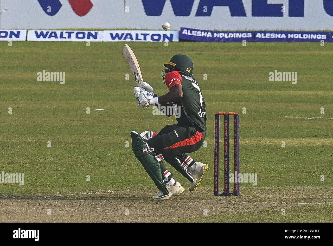 Bangladeshs Aminul Islam spielt am 19. November 2021 beim zweiten internationalen Cricket-Spiel Twenty20 zwischen Bangladesch und Pakistan im Sher-e-Bangla National Cricket Stadium in Dhaka einen Schuss. (Foto von Ahmed Salahuddin/NurPhoto) Stockfoto