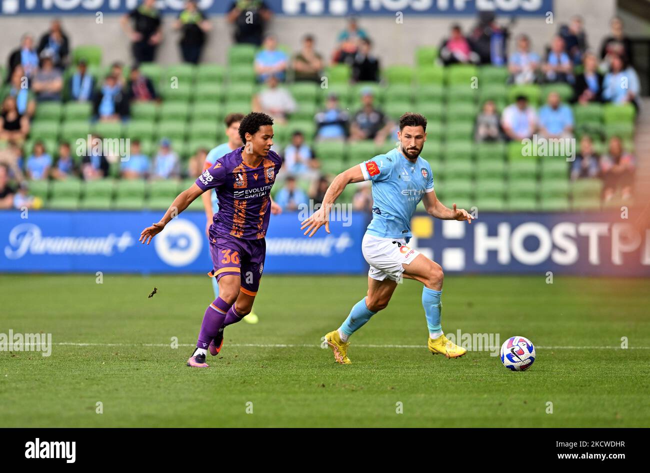 Melbourne, Australien. 5. November 2022. Melbourne City gegen Perth Glory, LTR: Perth Glory Defender, Joseph Forde, Melbourne City Angreifer, Matthew Leckie im AAMI Park. Credit Karl Phillipson/Alamy Live News Stockfoto