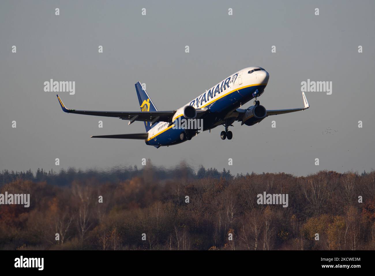 Ryanair Boeing 737-800 Flugzeuge wie gesehen Rollen, starten und fliegen in den blauen Himmel vom Flughafen Eindhoven EIN. Das B738 abfliegende Flugzeug hat die Registrierung SP-RKU, die zur Buzz Airline gehört, einer Tochtergesellschaft von Ryanair, der irischen Billigfluggesellschaft. Ryanair gab vor kurzem seinen Austritt aus der Londoner Börsennotierung wegen der Einhaltung der EU-Regeln nach dem Brexit bekannt. Die weltweite Luftfahrtindustrie versucht, sich von den negativen Auswirkungen der Coronavirus-Pandemie Covid-19 zu erholen. Eindhoven, Niederlande am 22. November 2021 (Foto: Nicolas Economou/NurPhoto) Stockfoto