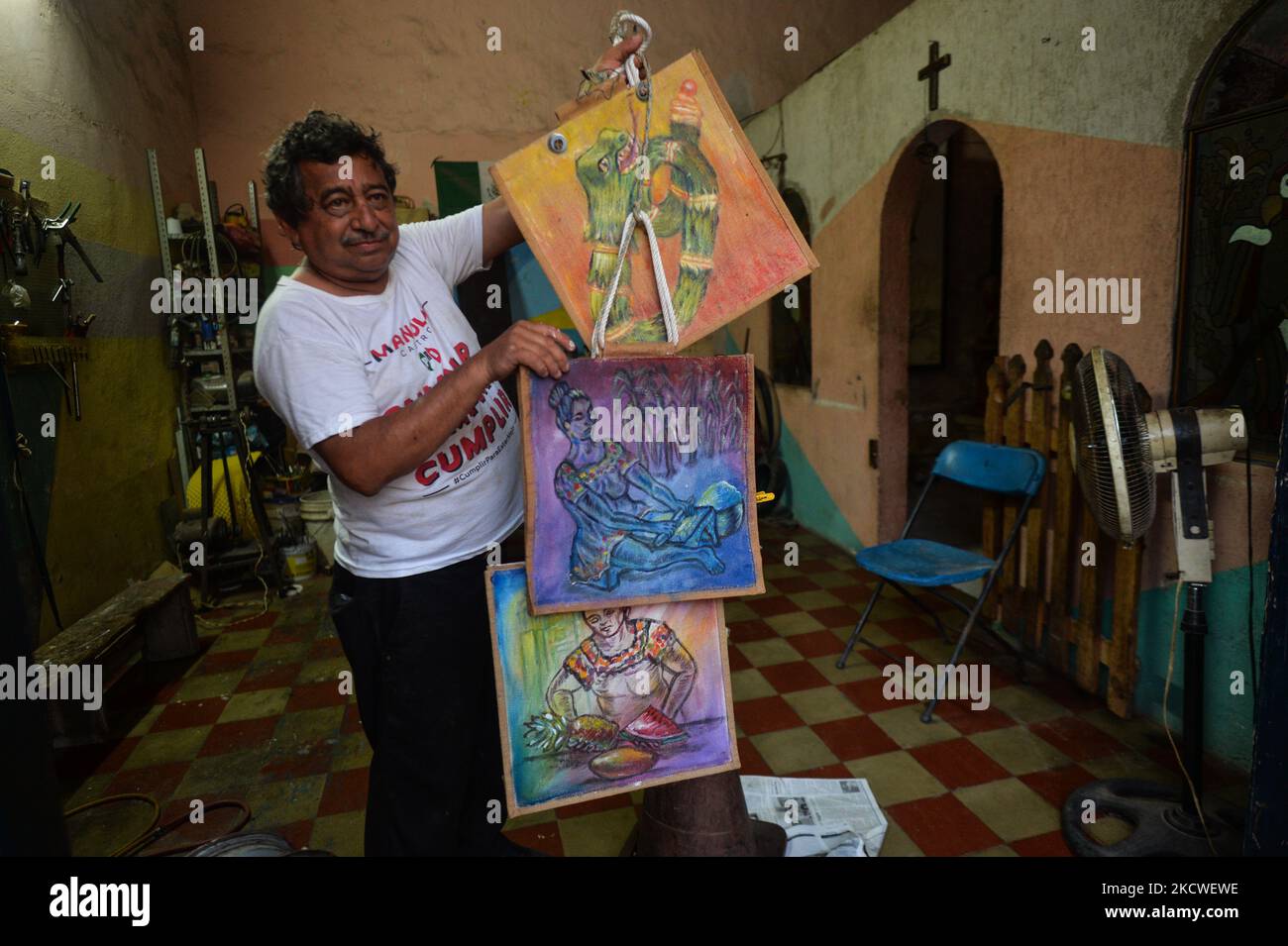 Der lokale Künstler Carlos Perez Lopez stellt seine Werke in seiner Werkstatt im Zentrum von Valladolid aus. Am Donnerstag, den 18. November 2021, in Valladolid, Yucatan, Mexiko. (Foto von Artur Widak/NurPhoto) Stockfoto