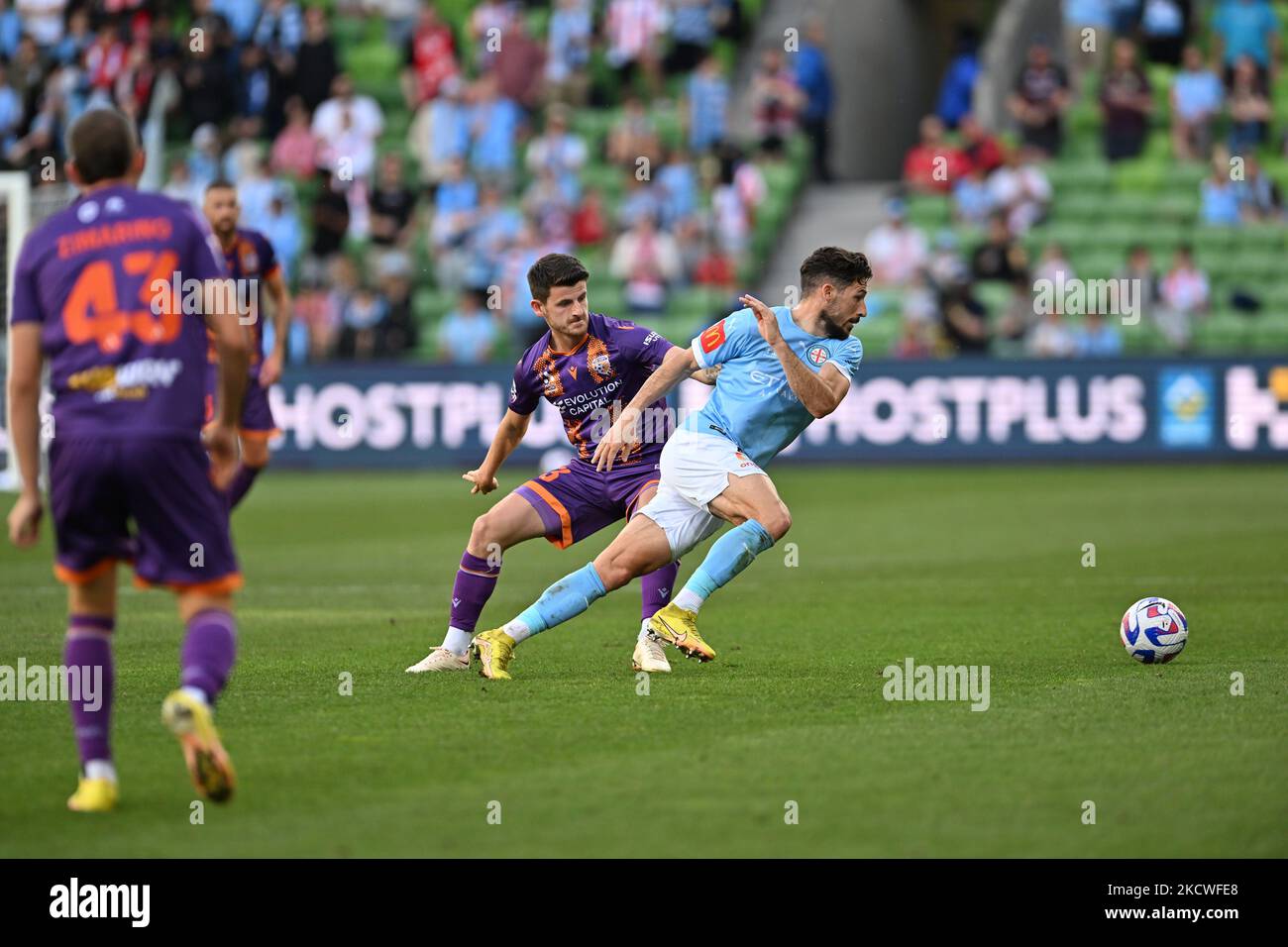 Melbourne, Australien. 5. November 2022. Melbourne City gegen Perth Glory, Matthew Leckie nimmt nach dem Ball im AAMI Park. Credit Karl Phillipson/Alamy Live News Stockfoto