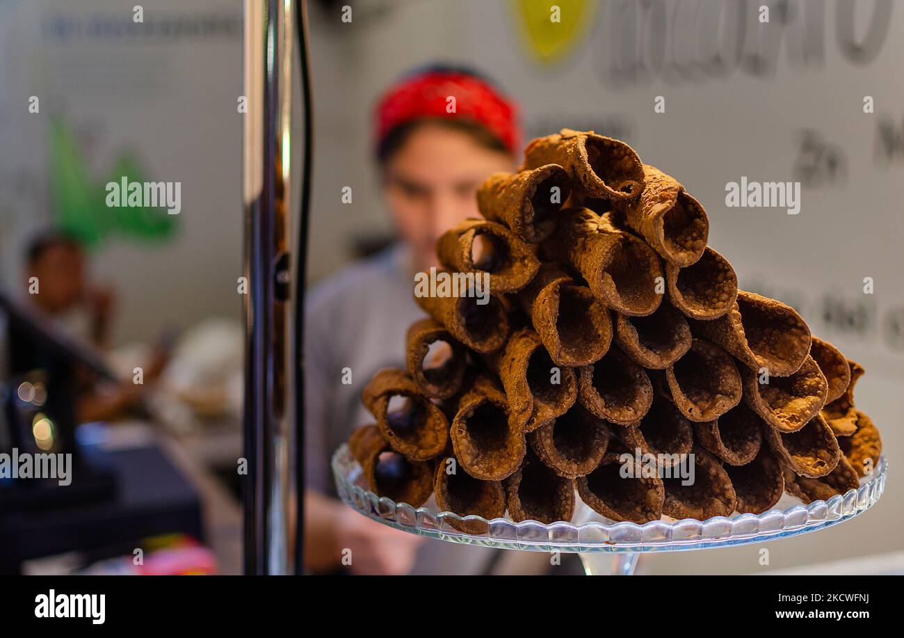 Florenz, Italien; 30. Oktober 2022: Cannoli-Schale auf dem Zentralmarkt (Mercato Centrale Firenzone) Stockfoto