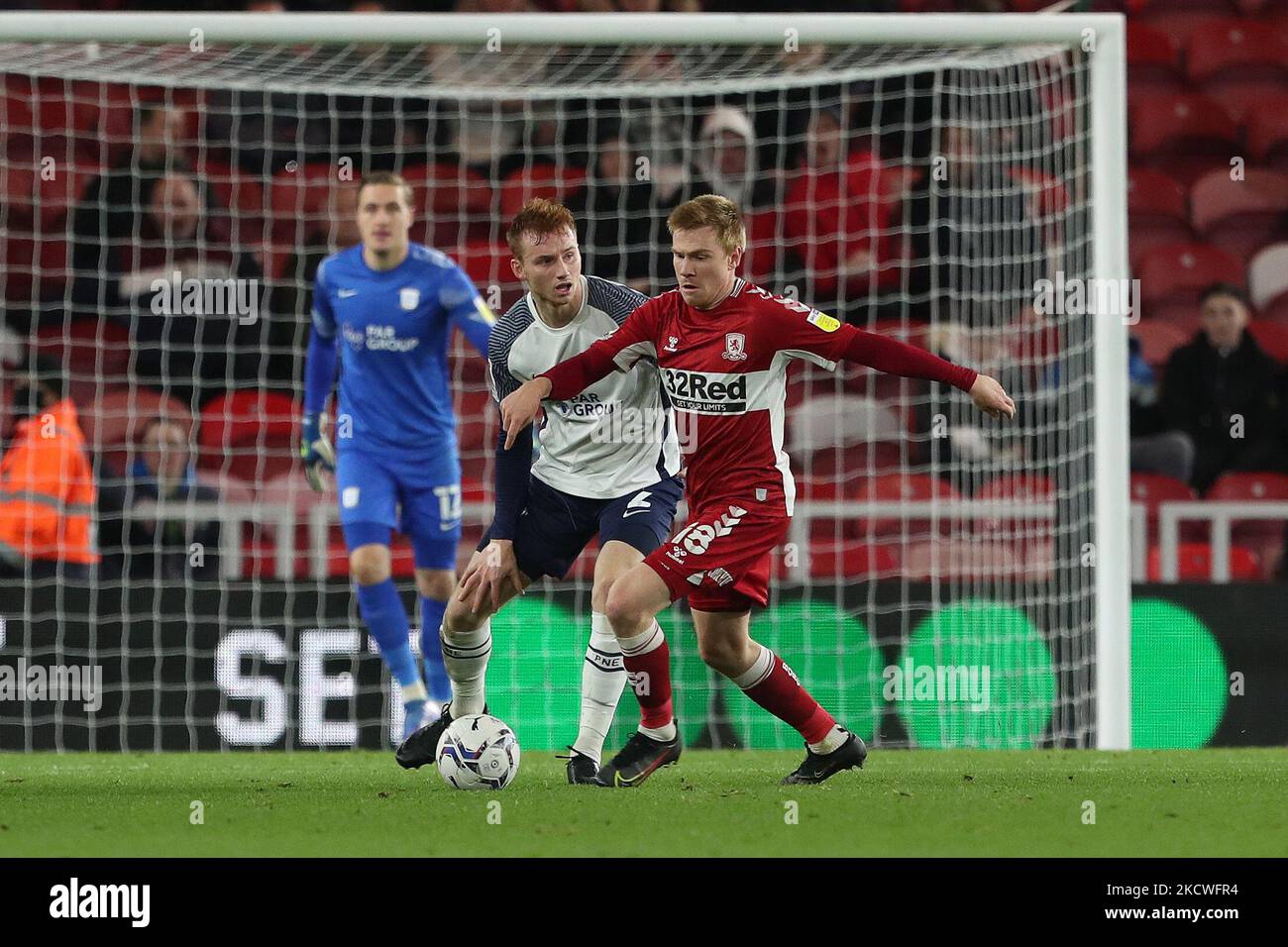 Duncan Watmore von Middlesbrough kämpft während des Sky Bet Championship-Spiels zwischen Middlesbrough und Preston North End am Dienstag, dem 23.. November 2021, gegen Sepp van den Berg von Preston im Riverside Stadium in Middlesbrough um den Besitz. (Foto von Mark Fletcher/MI News/NurPhoto) Stockfoto