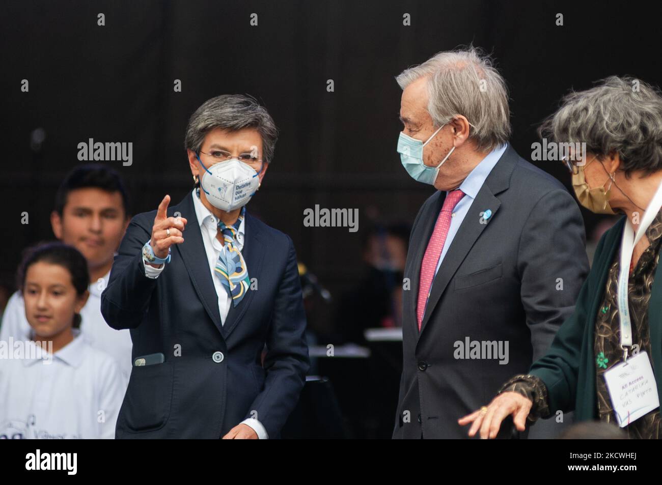 Der Generalsekretär der Vereinten Nationen, Antonio Guterres (rechts), und die Bürgermeisterin von Bogota, Claudia Lopez, während des Besuchs des Generalsekretärs der Vereinten Nationen, Antonio Guterres, anlässlich des 5. Jahrestages des Friedensvertrages zwischen den Revolutionären Streitkräften Kolumbiens (FARC-EP) und der kolumbianischen Regierung im Jahr 2016. Am 24. November 2021 in Bogota, Kolumbien. (Foto von Sebastian Barros/NurPhoto) Stockfoto