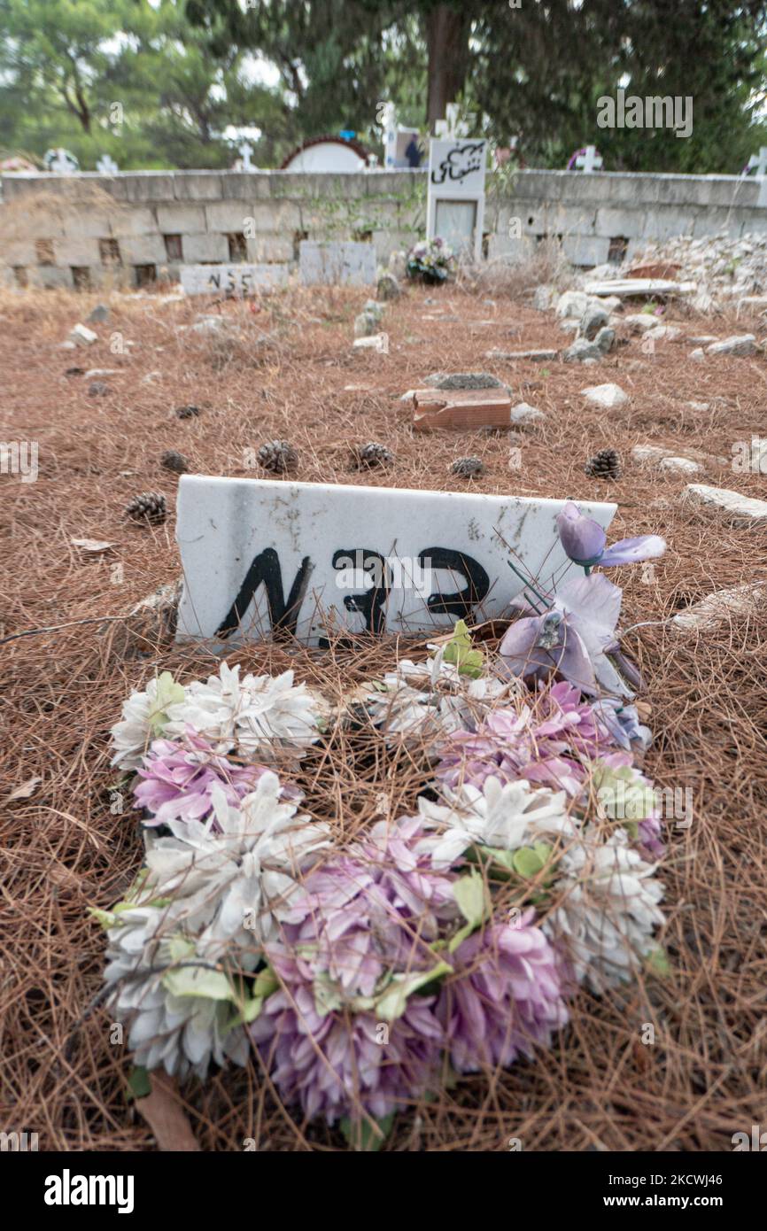 Gräber oder muslimische Asylbewerber, einige mit nummerierten Grabsteinen, da nicht identifizierte Tote den Friedhof füllen und andere mit ihren Namen darauf, werden auf Gräbern im Wald außerhalb des christlichen Friedhofs von Ireo platziert, der voll war. Die unbekannten Flüchtlinge und Migranten ertranken bei ihrem Versuch im Meer, einen Teil der Ägäis von der türkischen Küste in Richtung der griechischen Insel und Europa zu überqueren. Samos Isalnd, Griechenland am 23. September 2021 (Foto von Nicolas Economou/NurPhoto) Stockfoto