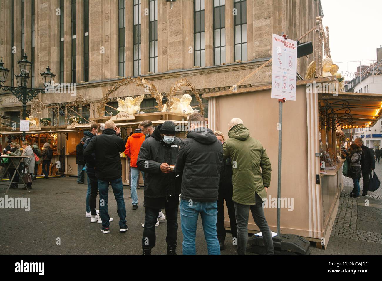 Ein Mitarbeiter überprüft den digitalen Impfpass vor einem Weihnachtsmarkt in Düsseldorf am 25. Nov 2021 (Foto: Ying Tang/NurPhoto) Stockfoto