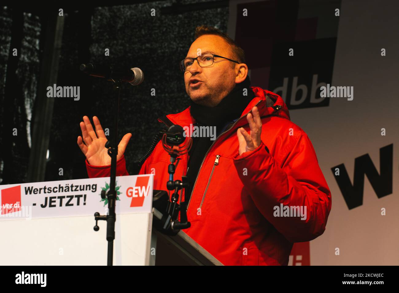 Frank Werneke, Vorsitzender der Gewerkschaft ver.di, spricht während des pulic sector workers´ Streik vor dem Staatsparlament in Düsseldorf am 25. November 2021 und fordert eine Lohnerhöhung . (Foto von Ying Tang/NurPhoto) Stockfoto