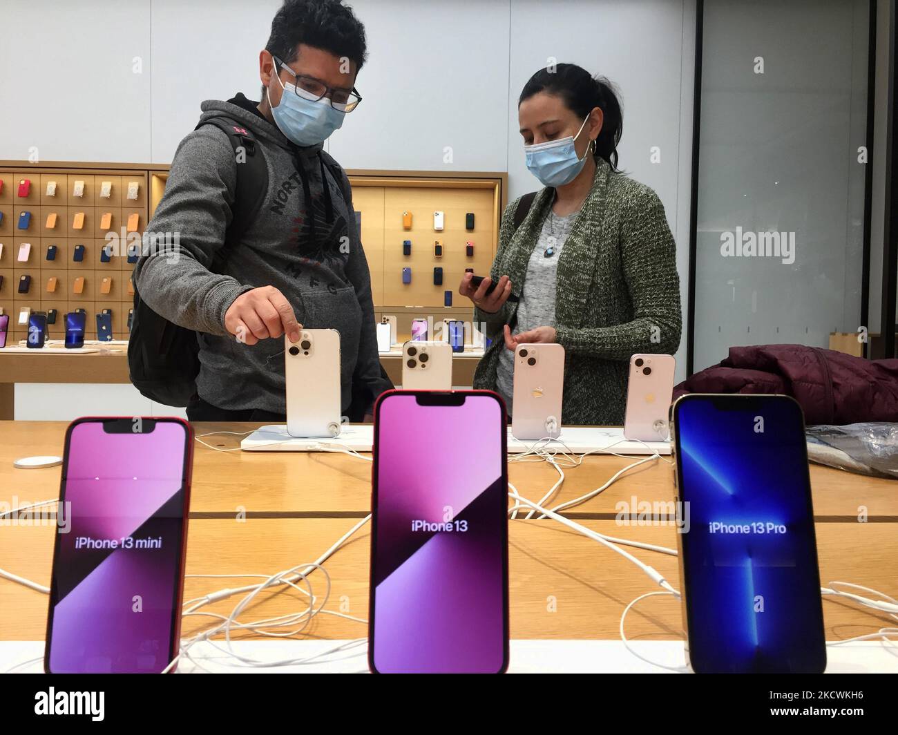 Kunden sehen sich das iPhone 13 Pro am 25. November 2021 in einem Apple-Store in einem Einkaufszentrum am Tag vor dem Black Friday in Toronto, Ontario, Kanada, an. In ganz Kanada war das neue iPhone 13 Pro aufgrund globaler Lieferkettenprobleme, verbunden mit einer hohen Nachfrage und einem weltweiten Mangel an Mikrochips, fast unmöglich in den Geschäften zu kaufen. Viele Verbraucher, die das neue iPhone 13 Pro oder iPhone 13 Pro Max online gekauft haben, haben 2-3 Monate darauf gewartet, dass nachbestellte iPhones an Apple geliefert werden, bevor sie an Verbraucher ausgeliefert werden können. Andere elektronische und mobile Geschäfte sind alle ausverkauft, einschließlich Big Stockfoto