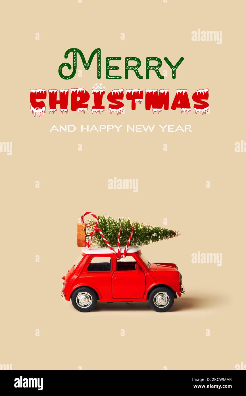 Rotes Retro-Spielzeugauto mit einem Weihnachtsbaum auf Vintage-Hintergrund mit Text Stockfoto