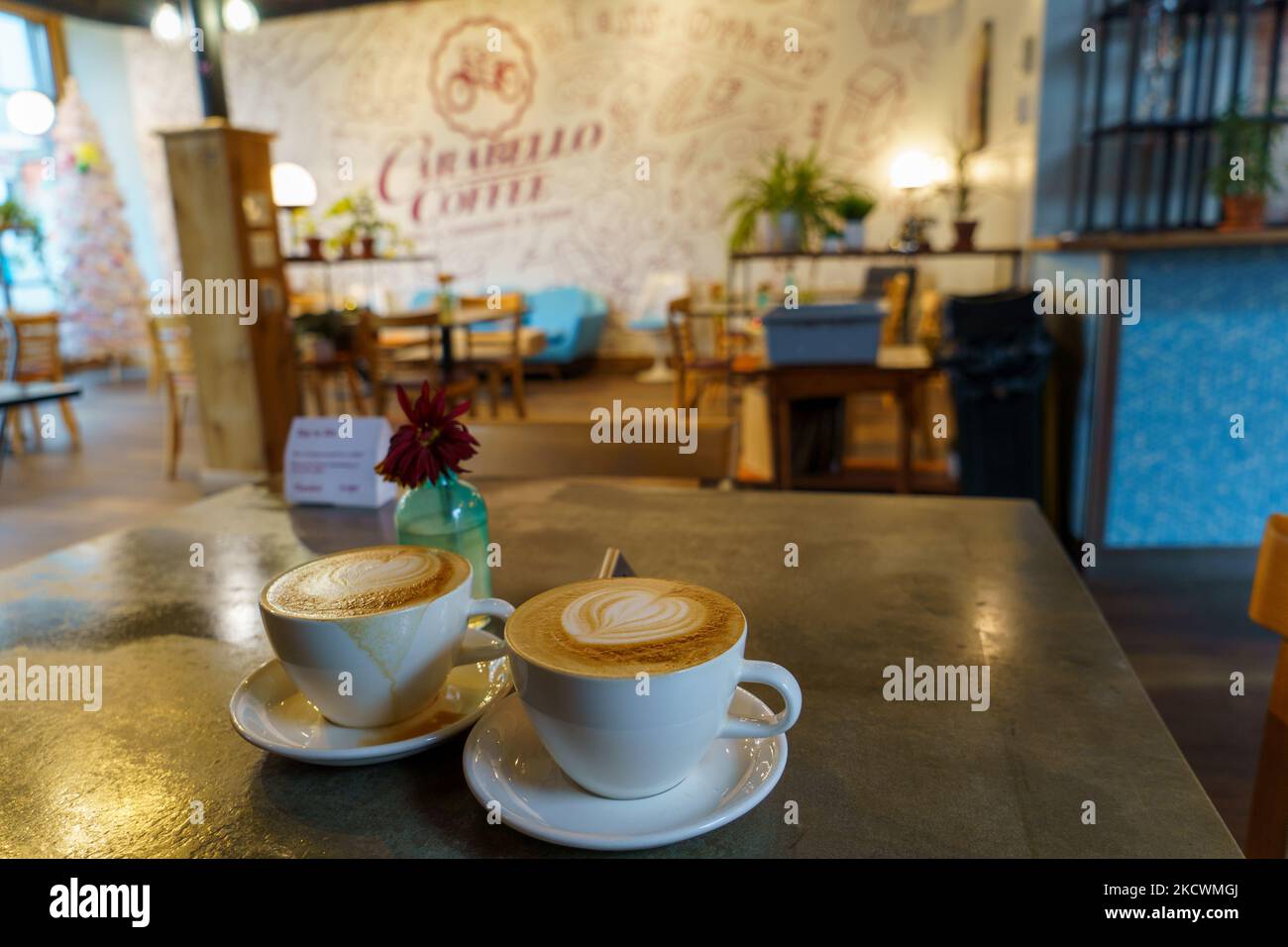 Mitarbeiter von Carabello Coffee bedienen Kunden während des Black Friday am Freitag, den 26. November 2021 in Newport, Kentucky, USA. (Foto von Jason Whitman/NurPhoto) Stockfoto