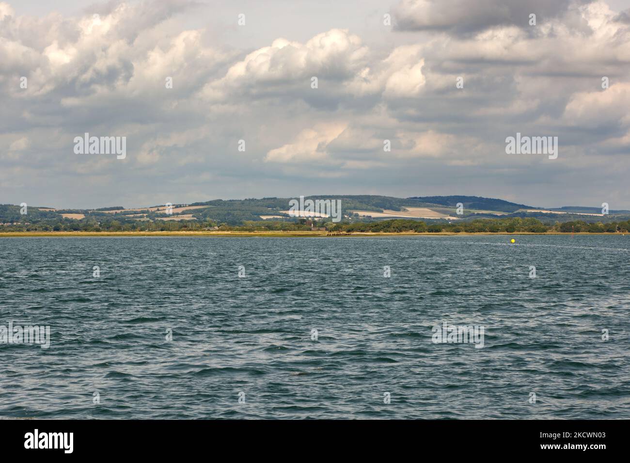 Chichester Harbour in der Nähe von Ichenor in West Sussex, England. Mit South Downs im Hintergrund. Stockfoto