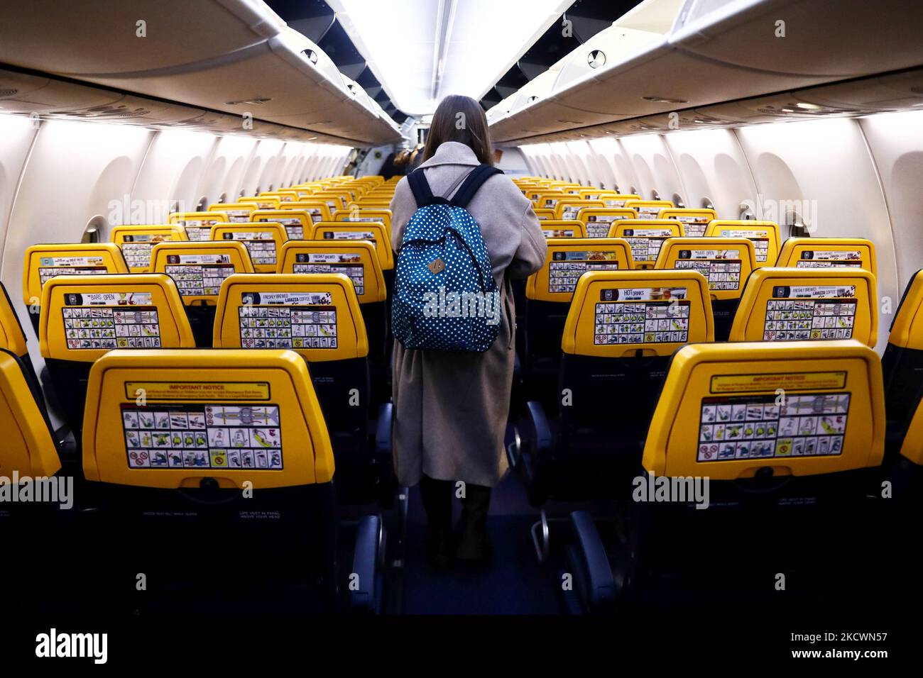 Passagier an Bord eines Ryanair Boening 737-Flugzeugs am 24. November 2021 am Flughafen in Bergamo, Polen. (Foto von Jakub Porzycki/NurPhoto) Stockfoto