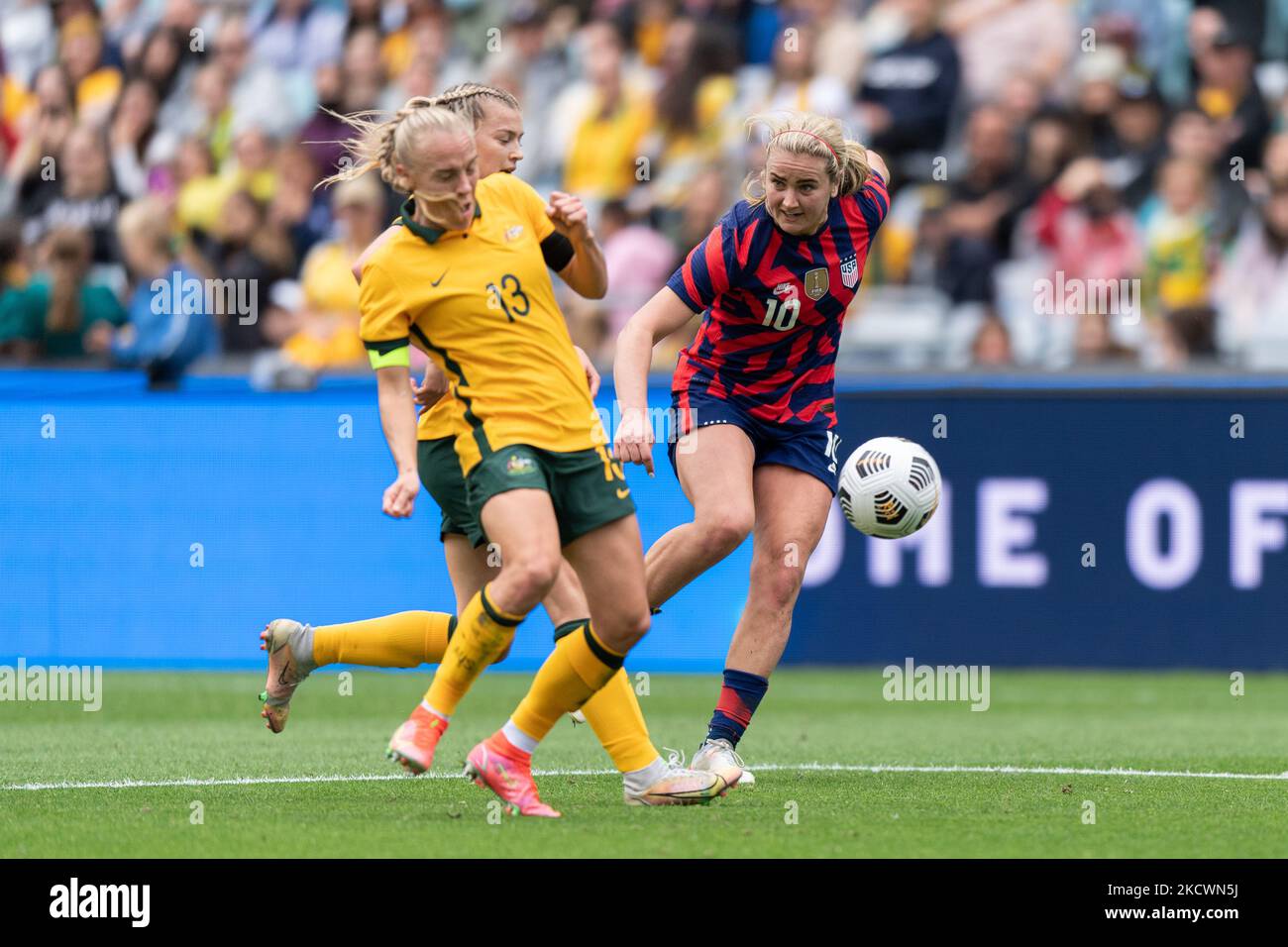 Lindsey Horan aus den USA und Tameka Yallop aus Australien treten am 27. November 2021 in Sydney, Australien, im Rahmen des ersten Spiels der Reihe International Friendly zwischen den australischen Matildas und der United States of America Women's National Team im Stadium Australia um den Ball an. (Foto von Izhar Khan/NurPhoto) Stockfoto