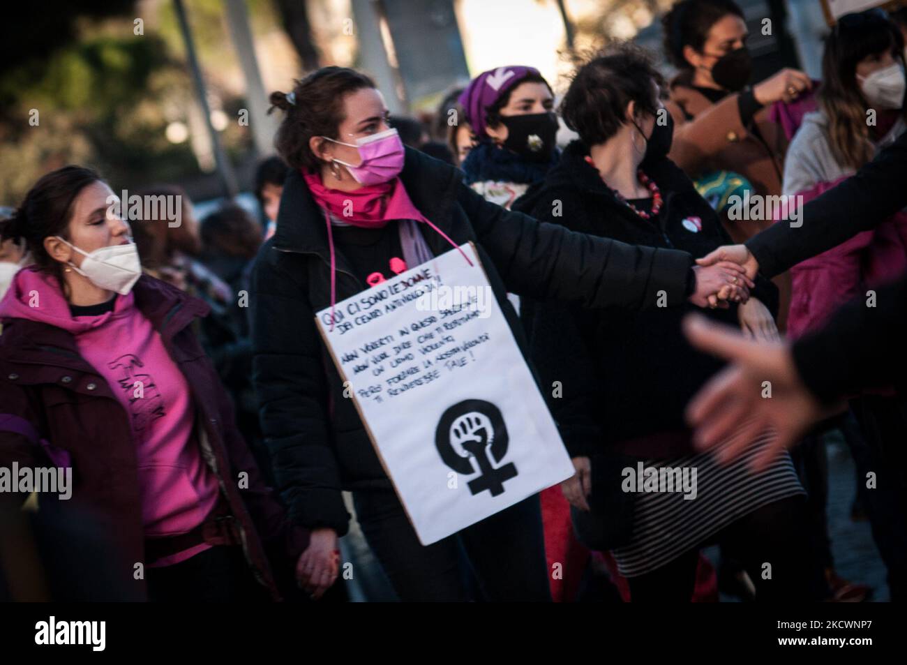 Nationale Demonstration von Non una di meno gegen Frauenmorde und jegliche Gewalt gegen Frauen in Rom, Italien, am 27. November 2021. (Foto von Andrea Ronchini/NurPhoto) Stockfoto