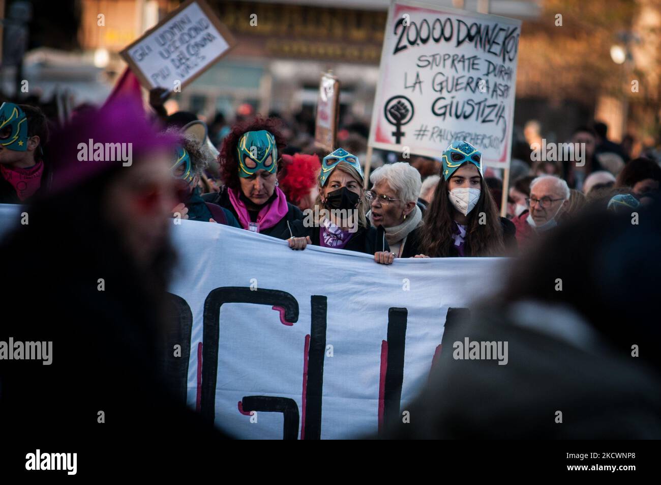 Nationale Demonstration von Non una di meno gegen Frauenmorde und jegliche Gewalt gegen Frauen in Rom, Italien, am 27. November 2021. (Foto von Andrea Ronchini/NurPhoto) Stockfoto