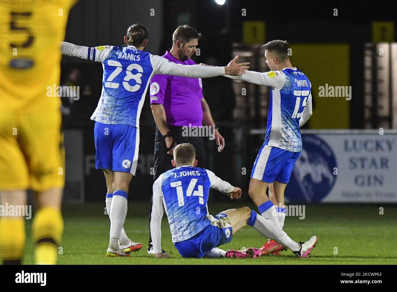 Oliver Banks von Barrow und Tom White von Barrow im Gespräch mit dem Schiedsrichter Brett Huxtable während des Sky Bet League 2-Spiels zwischen Sutton United und Barrow im Knights Community Stadium, Gander Green Lane, Sutton am Samstag, den 27.. November 2021. (Foto von Ivan Yordanov/MI News/NurPhoto) Stockfoto