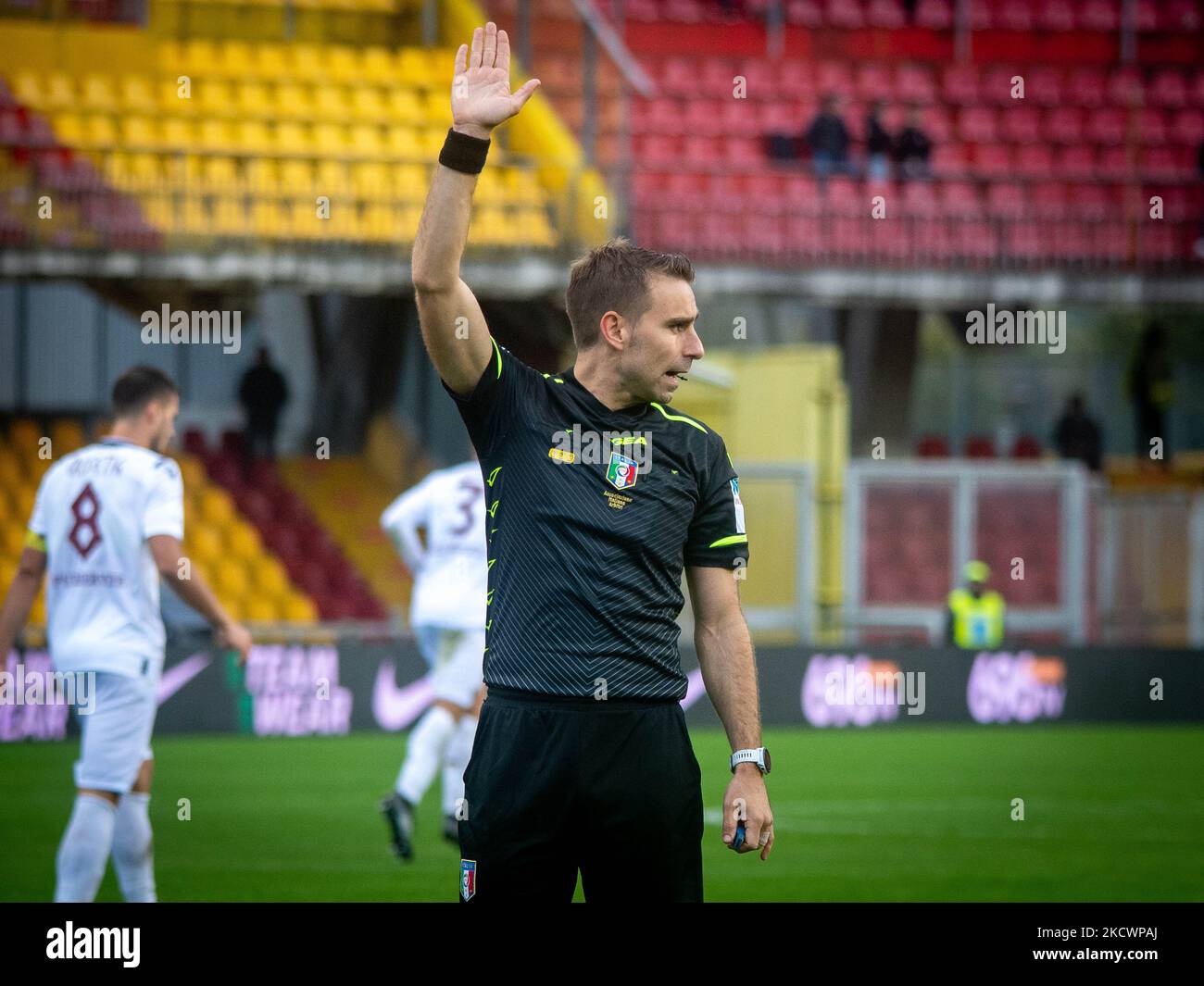 Forneau Francesco Schiedsrichter beim Spiel der italienischen Fußball-Serie B Benevento Calcio gegen Reggina 1914 am 27. November 2021 im Stadio Ciro Vigorito in Benevento, Italien (Foto: Valentina Giannettoni/LiveMedia/NurPhoto) Stockfoto