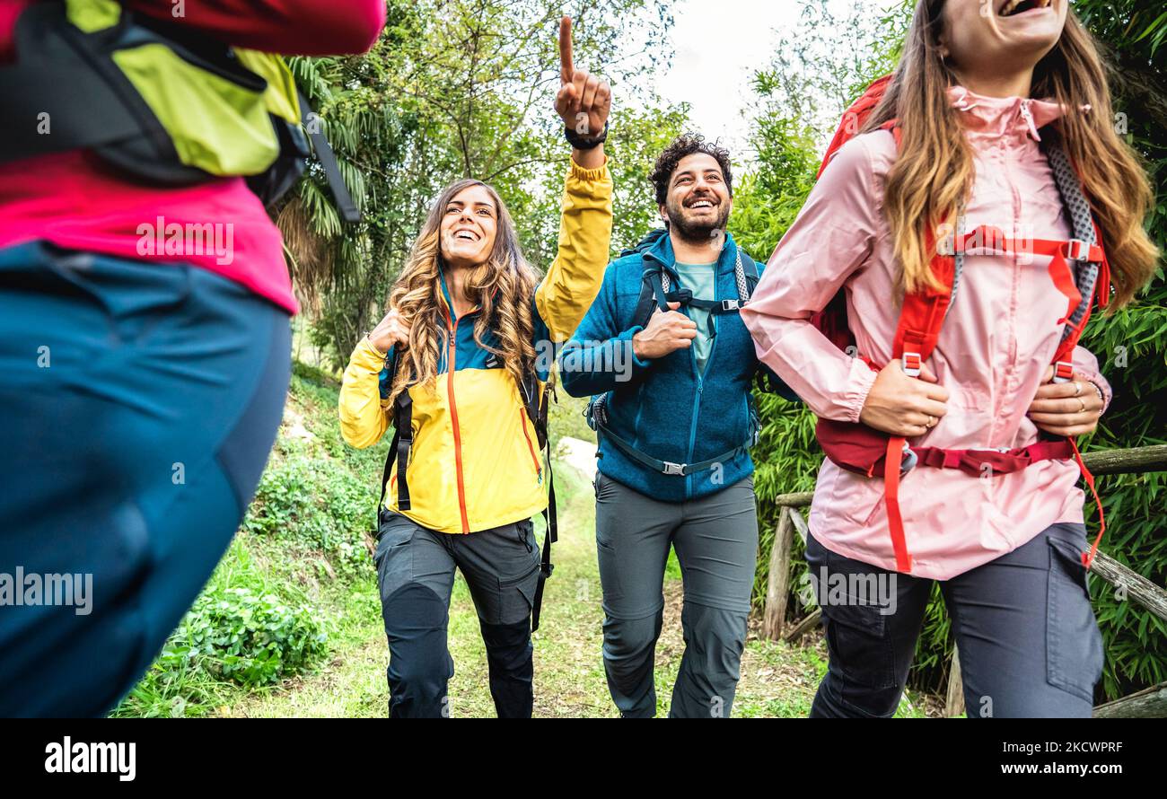 Vorderansicht von Freunden Gruppenwanderungen im Wald auf italienischen alpen - Wanderer mit Rucksäcken durch wilde Bergwälder wandern - Wanderlust Reisekonzept Stockfoto