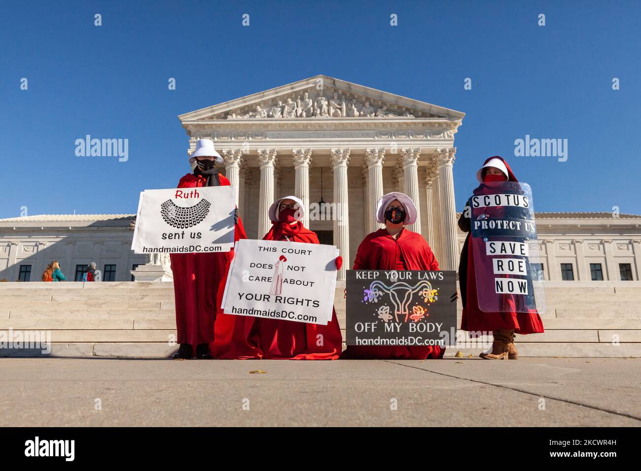 Demonstranten, die als Dienstmädchen von der Geschichte der Dienstmädchen gekleidet waren, protestierten vor dem Obersten Gerichtshof vor den Argumenten in Dobbs v. Jackson Women's Health Organization am 1. Dezember für reproduktive Rechte. (Foto von Allison Bailey/NurPhoto) Stockfoto