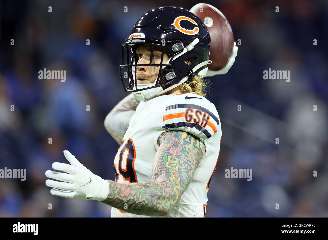 Chicago bears Inside Linebacker Cassius Marsh (59) wirft den Ball bei Aufwärmungen vor einem NFL-Fußballspiel zwischen den Detroit Lions und den Chicago Bears in Detroit, Michigan, USA, am Donnerstag, den 25. November 2021. (Foto von Amy Lemus/NurPhoto) Stockfoto