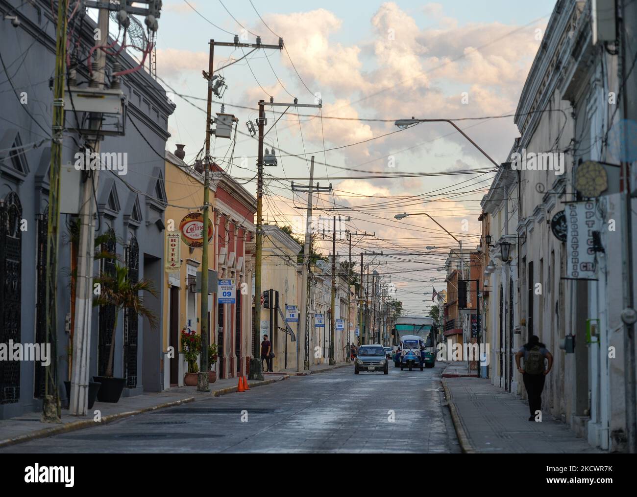 Gesamtansicht einer Straße in der Nähe des Stadtzentrums von Merida. Am Samstag, den 27. November 2021, in Merida, Yucatan, Mexiko. (Foto von Artur Widak/NurPhoto) Stockfoto