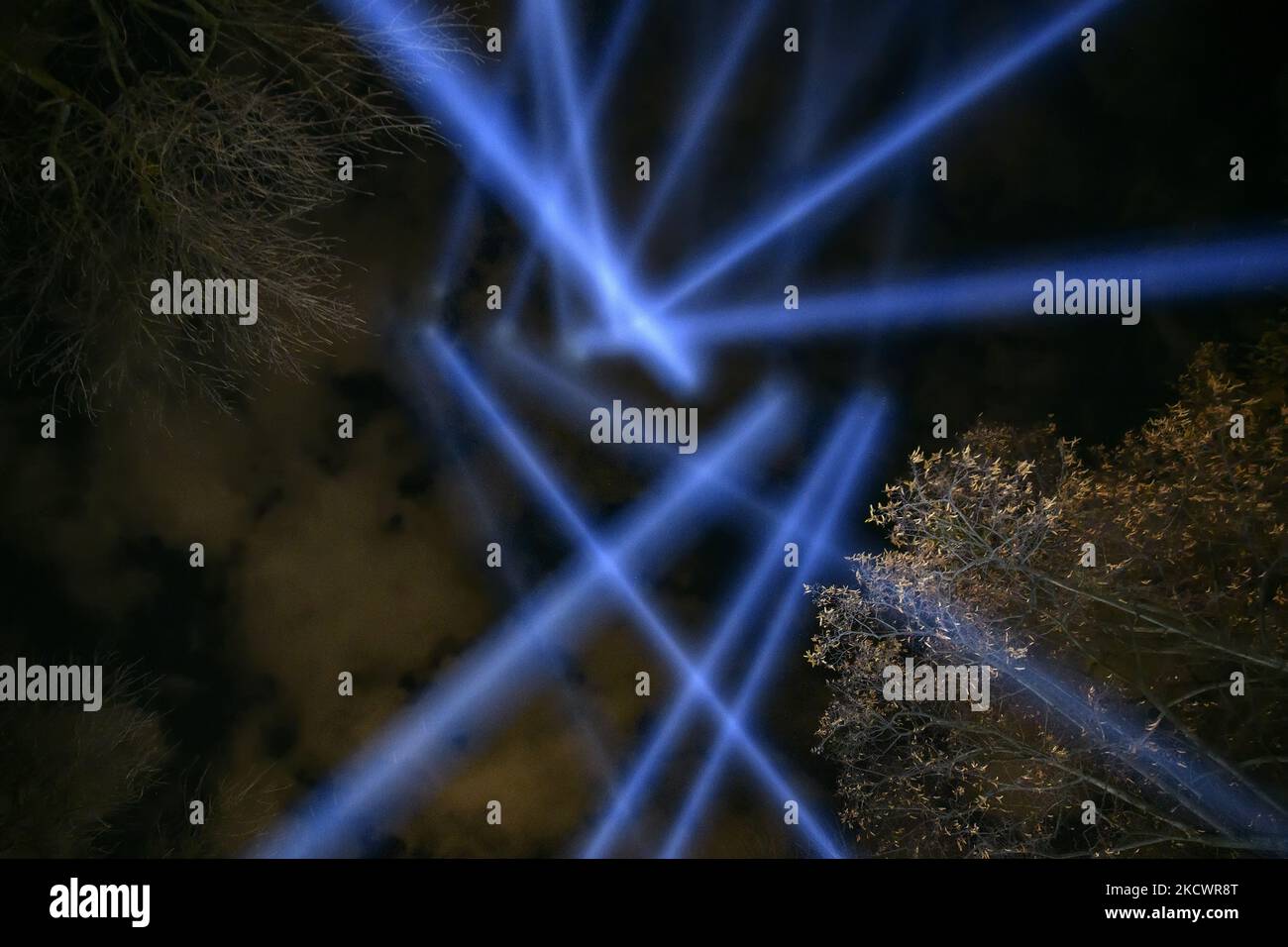 Symbolische Lichtstrahlen auf dem Gebiet der Gedenkstätte für die Opfer von Holodomor während einer Gedenkfeier anlässlich des 88.. Jahrestages der Hungersnot von 1932-33, bei der Millionen Menschen in der Ukraine an Hunger starben. Kiew, Ukraine, 27. November 2021 (Foto: Maxym Marusenko/NurPhoto) Stockfoto