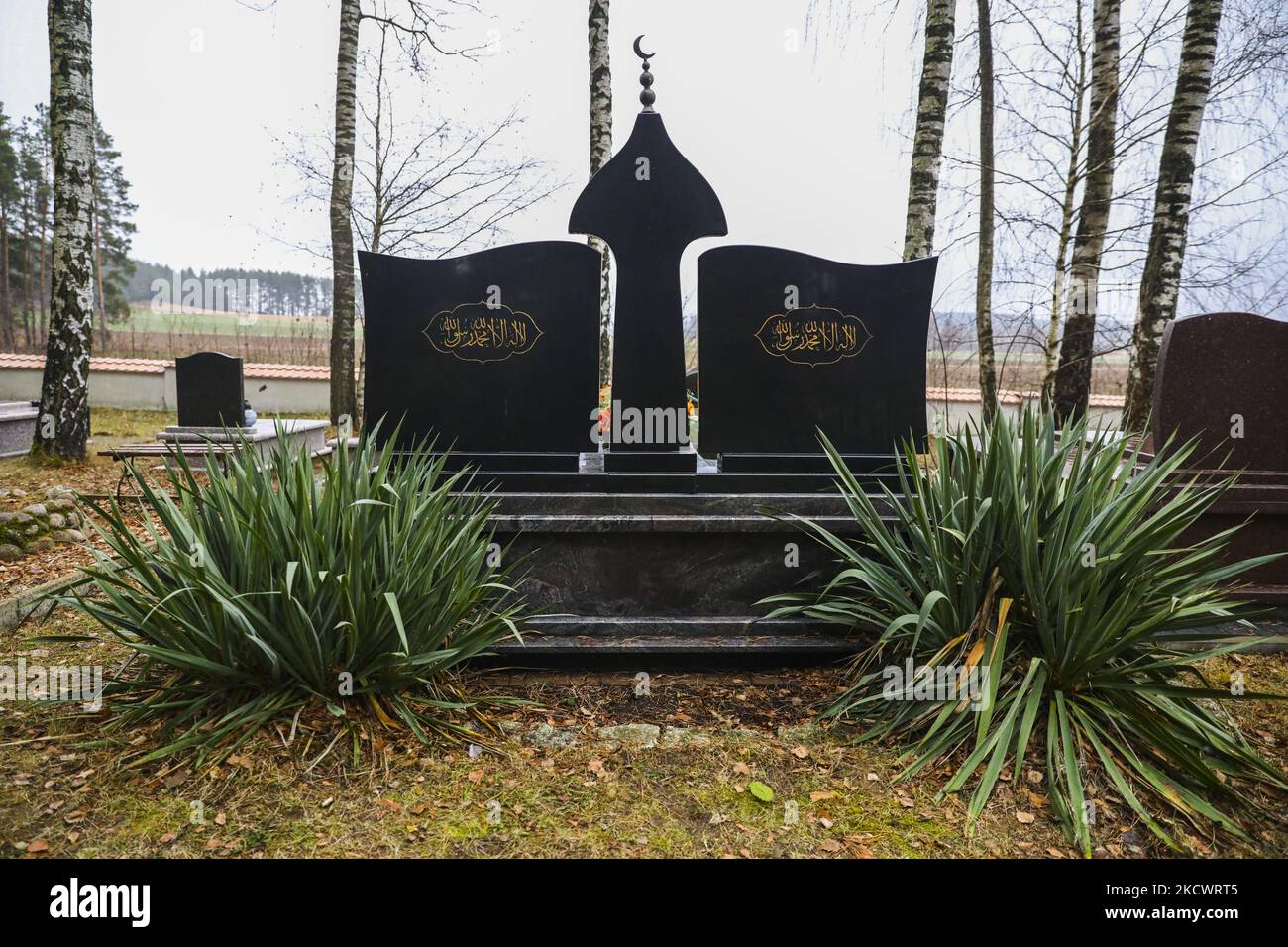 Gräber auf dem tatarischen muslimischen Friedhof in Bohoniki, Polen Bohoniki, Polen am 21. November 2021. Ich bin der größte bestehende muslimische Friedhof in Polen. Zusammen mit der nahegelegenen Moschee wurde sie 2012 als historisches Denkmal Polens anerkannt. (Foto von Beata Zawrzel/NurPhoto) Stockfoto