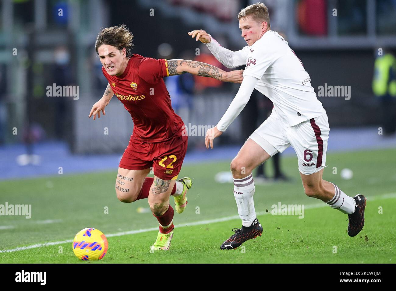 David Zima vom FC Torino und Nicolo' Zaniolo von AS Roma kämpfen im Stadio Olimpico, Rom, Italien, am 28. November 2021 um den Ball während des Serie A-Spiels zwischen AS Roma und FC Torino Calcio. (Foto von Giuseppe Maffia/NurPhoto) Stockfoto