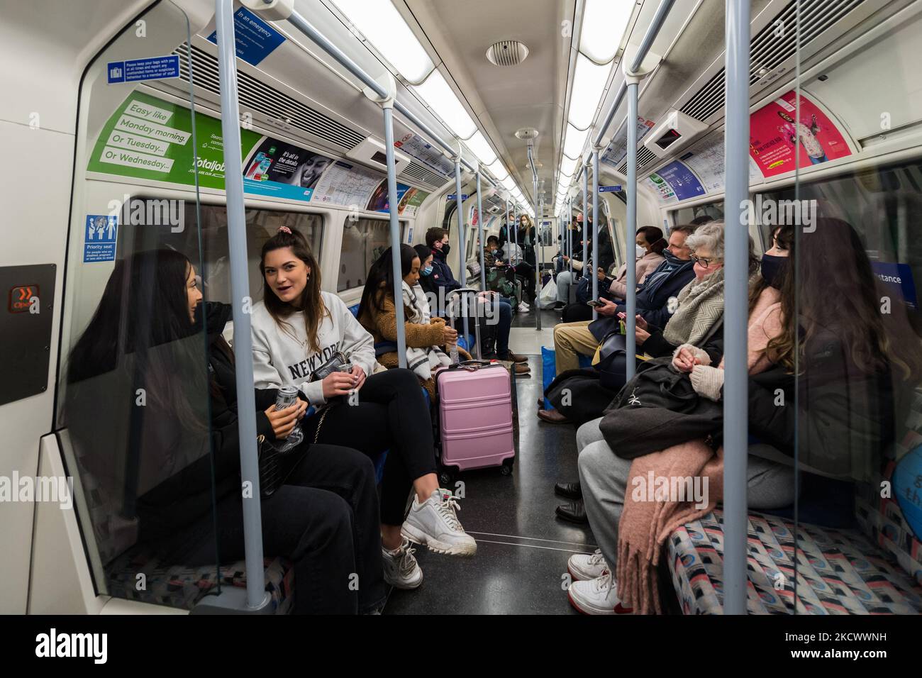 LONDON, VEREINIGTES KÖNIGREICH - 29. NOVEMBER 2021: Pendler, einige mit Gesichtsschutz, reisen mit der Londoner U-Bahn, bevor Maßnahmen zur Verlangsamung der Ausbreitung des neuen Coronavirus Omicron eingeführt werden, das am 29. November 2021 in London, England, übertragbarer zu sein scheint. Ab morgen werden Gesichtsbedeckungen in Geschäften und öffentlichen Verkehrsmitteln in England verpflichtend, PCR-Tests werden bei Einreisen in das Vereinigte Königreich wieder eingeführt, und Kontakte von Verdachtsfällen müssen sich unabhängig vom Impfstatus selbst isolieren. (Foto von Wiktor Szymanowicz/NurPhoto) Stockfoto