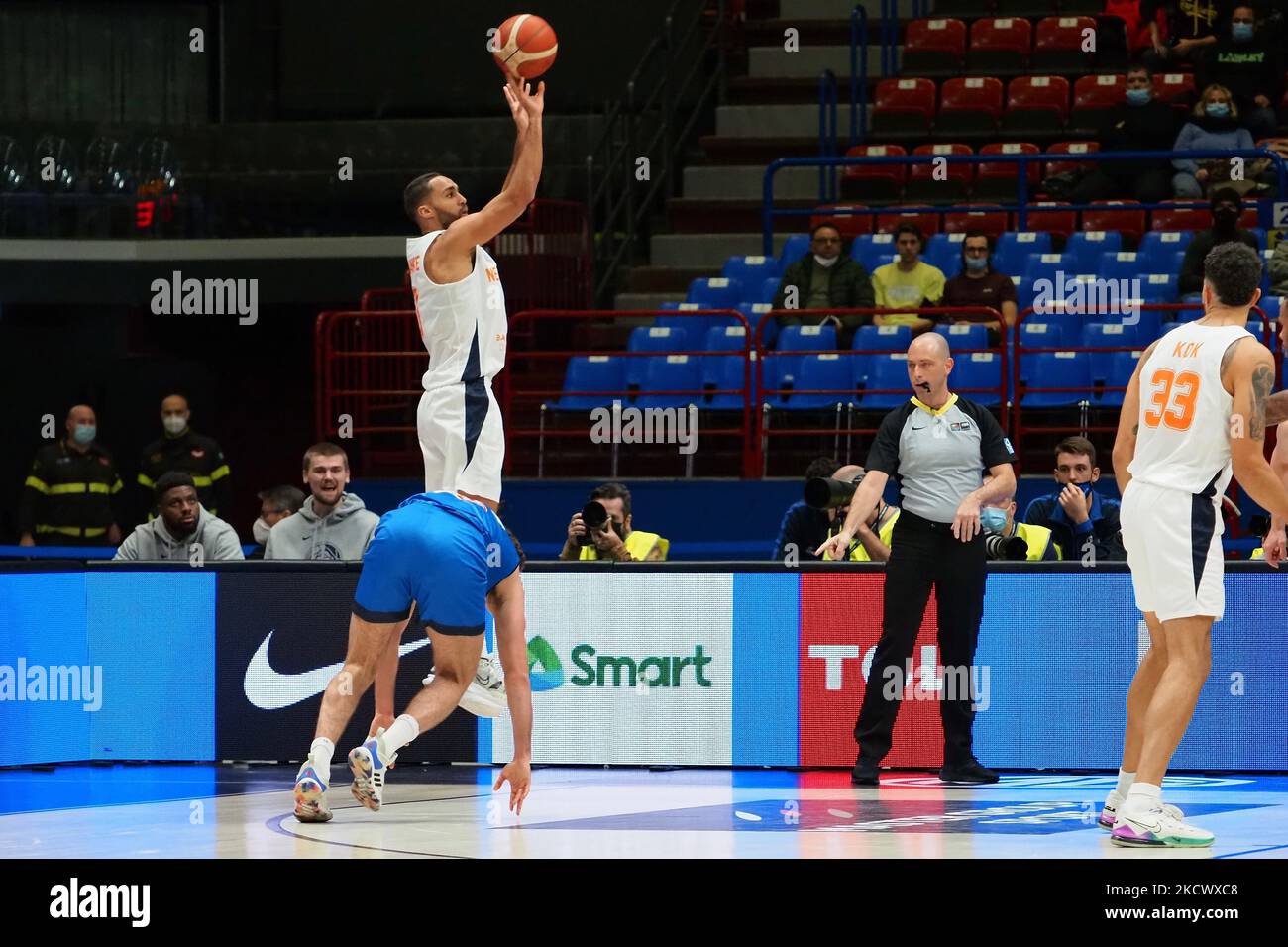 Yannick Franke (Niederlande) während der internationalen Basketball-Mannschaften FIBA World Cup 2023 Qualifiers - Italien gegen Niederlande am 29. November 2021 beim Mediolanum Forum in Mailand, Italien (Foto: Savino Paolella/LiveMedia/NurPhoto) Stockfoto