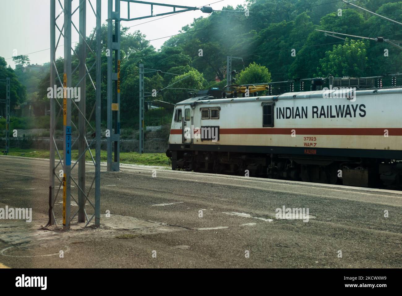 Juli 4. 2022 Haridwar Indien. Eine Zugmaschine auf dem Bahnsteig. Northern Indian Railways. Indien. Stockfoto
