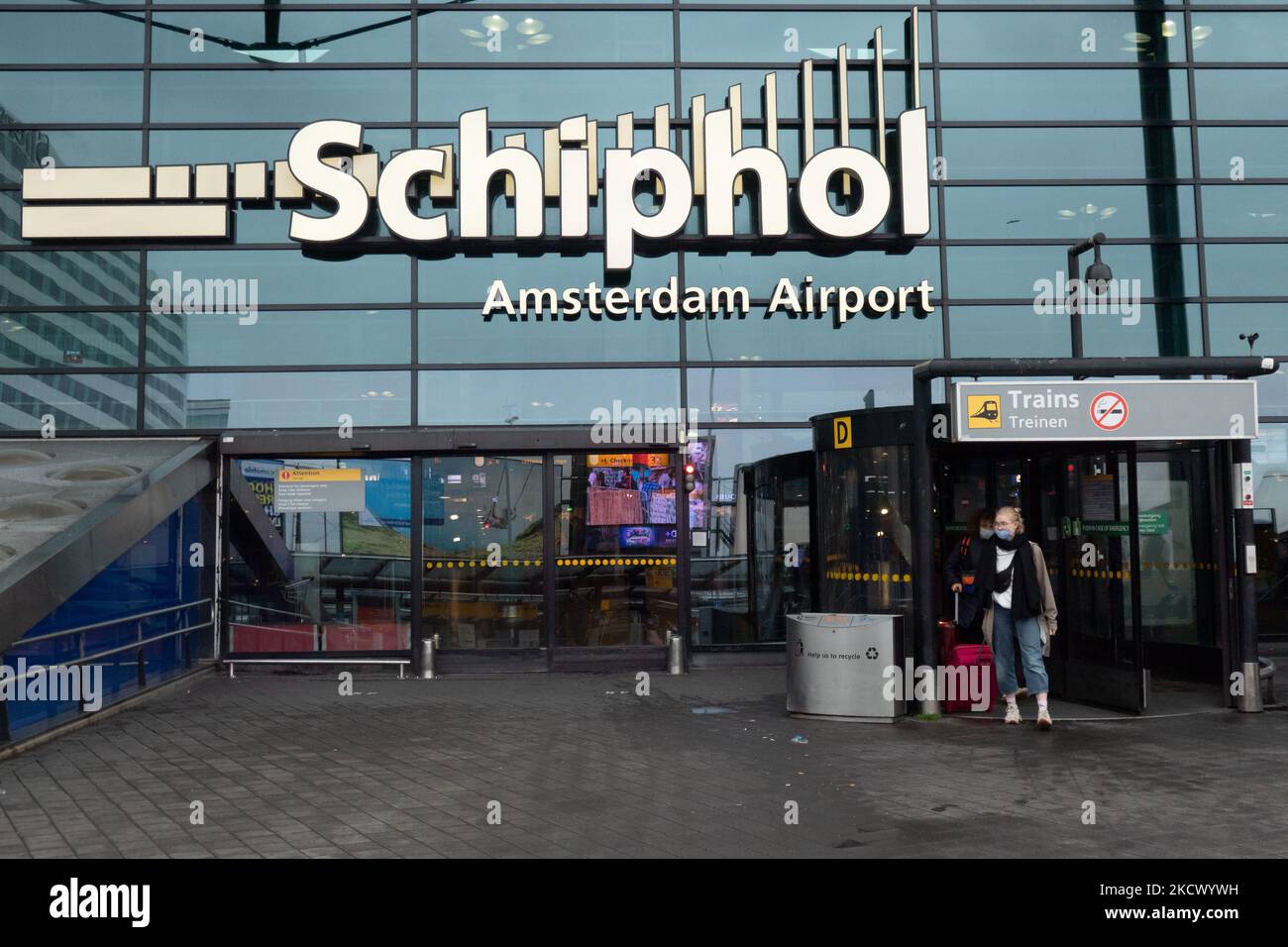 Eingang des Terminals des internationalen Flughafens Amsterdam Schiphol AMS mit Schiphol-Inschrift, während der Pandemie Covid-19. 14 Fälle der neuen COVID-19-Variante Omicron wurden in den Niederlanden von Passagieren bestätigt, die aus Südafrika in die niederländische Stadt kamen. Mehr als 600 Passagiere wurden von den 2 Flügen getestet, wobei 61 positiv für Covid-19 bestätigt wurden. Die niederländische Polizei verhaftete zuvor zwei Passagiere, die sich in einem Quarantänehotel aufgehalten haben, als sie versuchten zu entkommen. Viele Länder haben Flüge nach Südafrika während einer bereits schwierigen Zeit mit der Coronavirus-Pandemie eingestellt Stockfoto