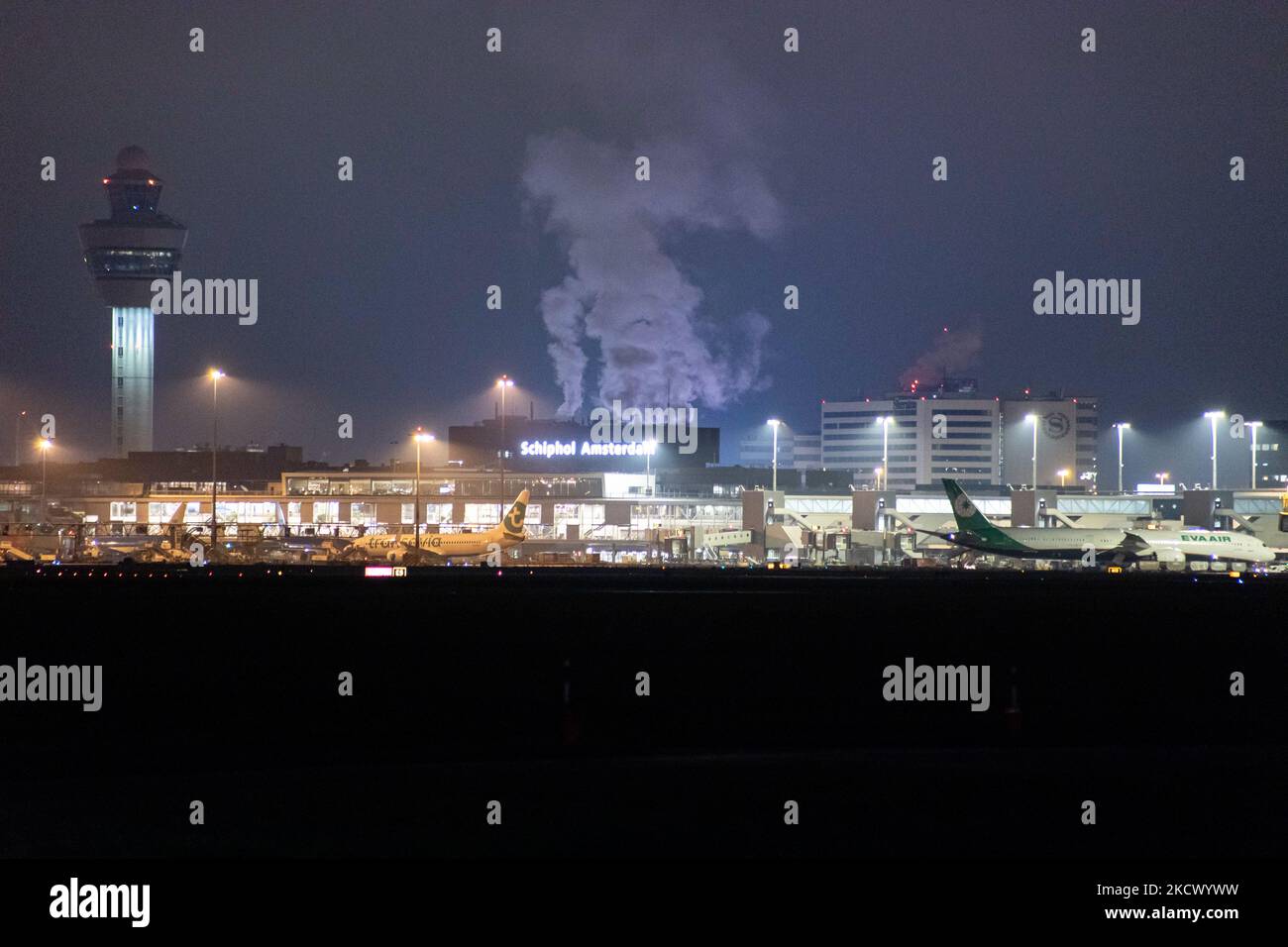 Nachtansicht des Flughafens Amsterdam Schiphol AMS mit Flugzeugen vor den Toren. 14 Fälle der neuen COVID-19-Variante Omicron wurden in den Niederlanden von Passagieren bestätigt, die aus Südafrika in die niederländische Stadt kamen. Mehr als 600 Passagiere wurden von den 2 Flügen getestet, wobei 61 positiv für Covid-19 bestätigt wurden. Die niederländische Polizei verhaftete zuvor zwei Passagiere, die sich in einem Quarantänehotel aufgehalten haben, als sie versuchten zu entkommen. Viele Länder haben Flüge nach Südafrika während einer bereits schwierigen Zeit mit der Coronavirus-Pandemie, die sich negativ auf die Luftfahrtindustrie auswirkte, eingestellt. Stockfoto