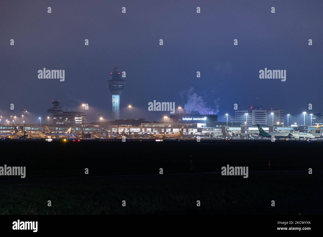 Nachtansicht des Flughafens Amsterdam Schiphol AMS mit Flugzeugen vor den Toren. 14 Fälle der neuen COVID-19-Variante Omicron wurden in den Niederlanden von Passagieren bestätigt, die aus Südafrika in die niederländische Stadt kamen. Mehr als 600 Passagiere wurden von den 2 Flügen getestet, wobei 61 positiv für Covid-19 bestätigt wurden. Die niederländische Polizei verhaftete zuvor zwei Passagiere, die sich in einem Quarantänehotel aufgehalten haben, als sie versuchten zu entkommen. Viele Länder haben Flüge nach Südafrika während einer bereits schwierigen Zeit mit der Coronavirus-Pandemie, die sich negativ auf die Luftfahrtindustrie auswirkte, eingestellt. Stockfoto