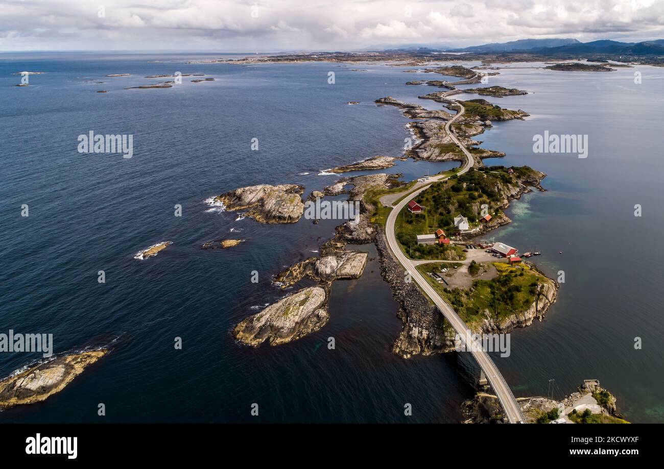 Dronefootage des Atlantic Highway, Westnorwegen Stockfoto