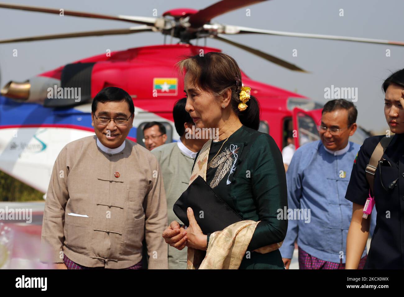 (FOTO DER AKTE) am 15. März 2019 trifft die Staatsrätin von Myanmar, Aung San Suu Kyi, die Gemeinde Yedashe in der Division Bago in Myanmar ein (neu aufgelegt am 30. November 2021). Am 30. November 2021 gab die Junta bekannt, dass sie erneut den verdrängten Zivilführer Aung San Suu Kyi und den ehemaligen Präsidenten Win Myint im Rahmen des Antikorruptionsgesetzes wegen des Erwerbs eines Katastrophenhelikopters verklagt hatte. (Foto von Myat Thu Kyaw/NurPhoto) Stockfoto