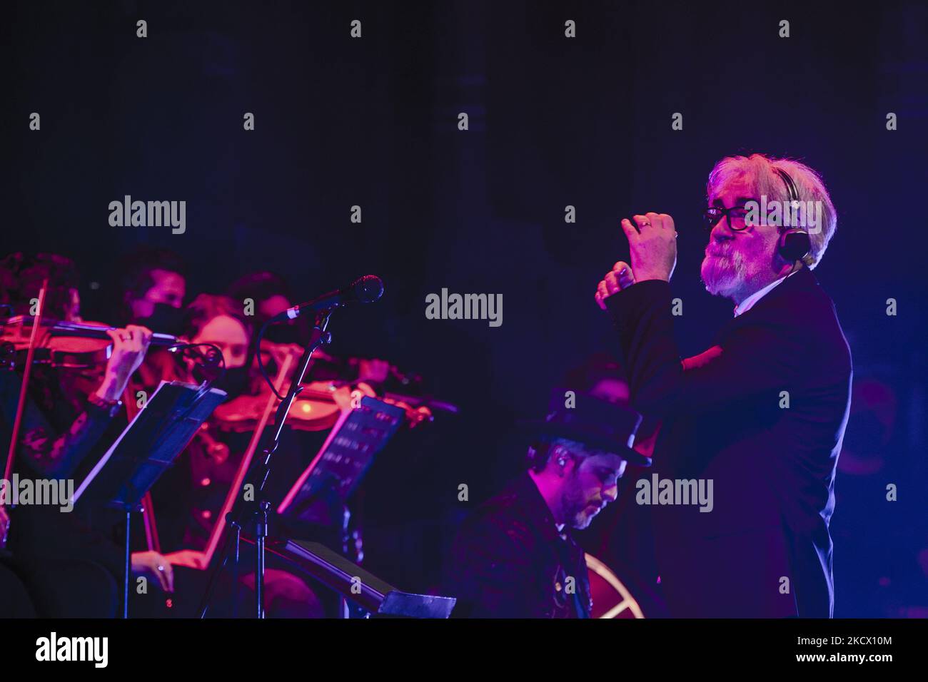 MAILAND, ITALIEN - 30. NOVEMBER: Musikdirektor Beppe Vessicchio dirigiert das Orchester von Le Vibrazioni live im Alcatraz am 23. November 2021 in Mailand, Italien. (Foto von Roberto Finizio/NurPhoto) Stockfoto