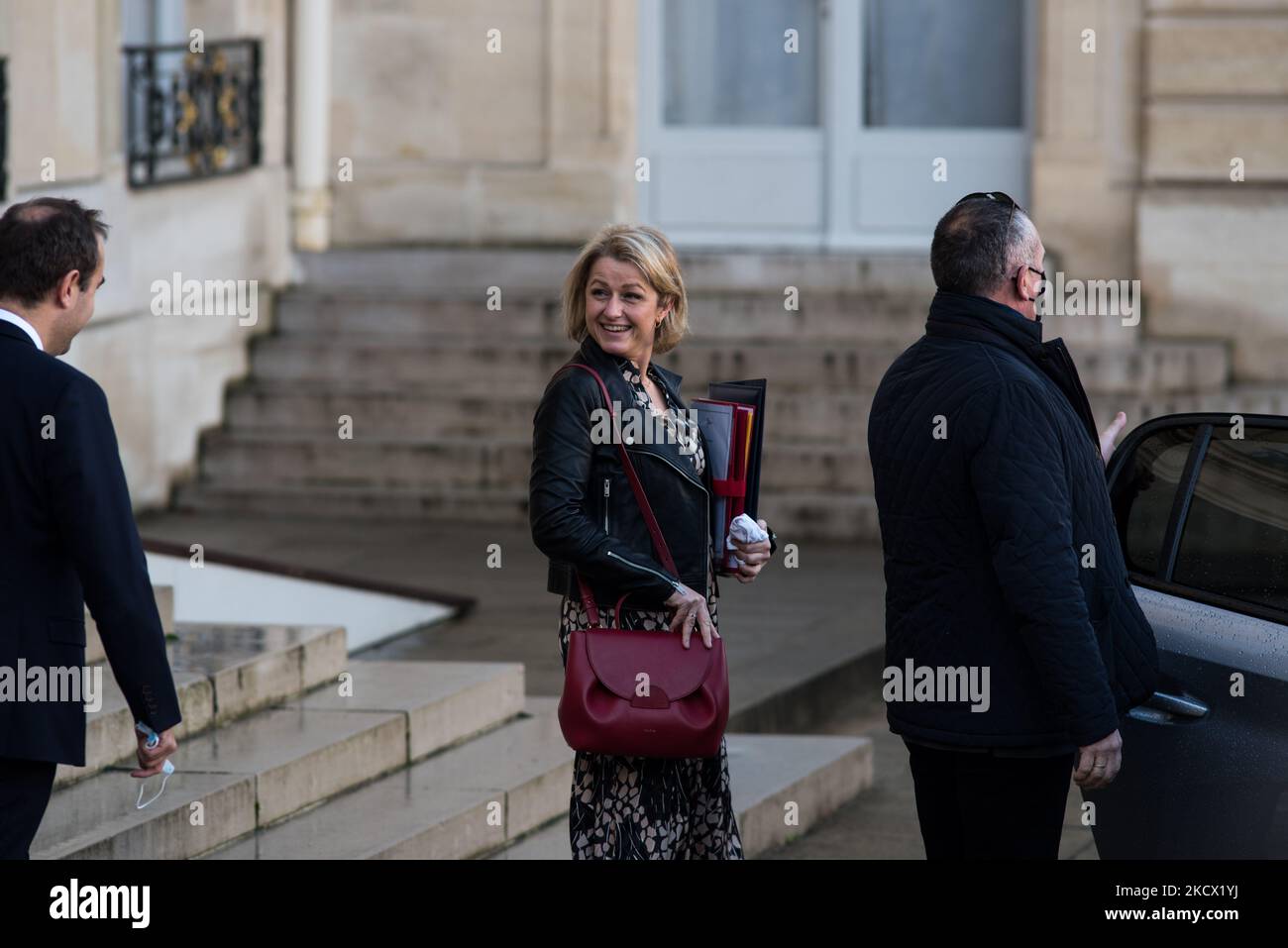 Barbara Pompili, Ministerin für ökologischen Übergang, verlässt den Elysée-Palast nach dem Ministerrat in Paris, 1. Dezember 2021. (Foto von Andrea Savorani Neri/NurPhoto) Stockfoto