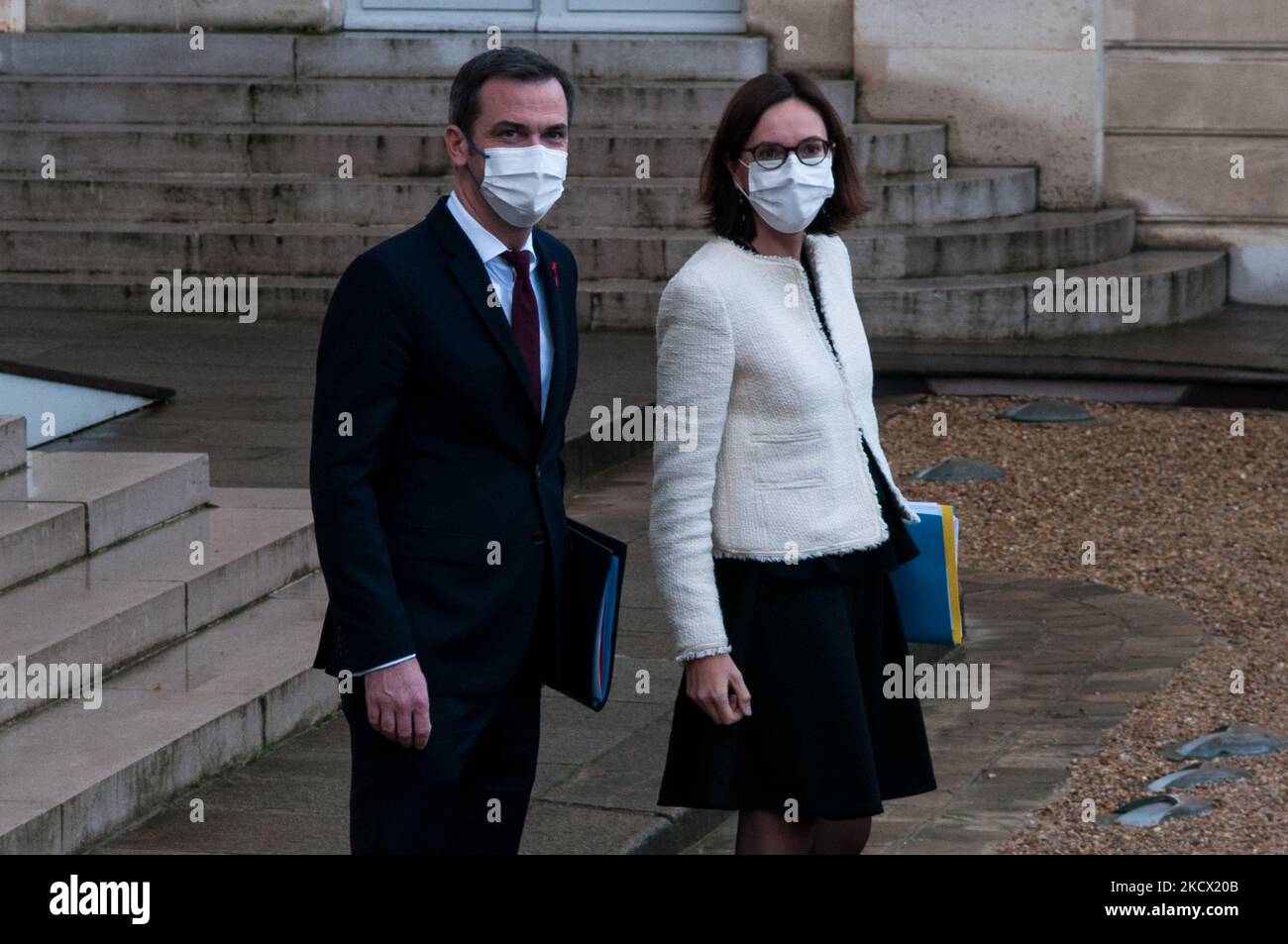 Gesundheitsminister Olivier Veran und die Ministerin des öffentlichen Dienstes Amelie de Montchalin verlassen den Elysée-Palast am Ende der Ministerratssitzung am 1. Dezember 2021 in Paris. (Foto von Andrea Savorani Neri/NurPhoto) Stockfoto