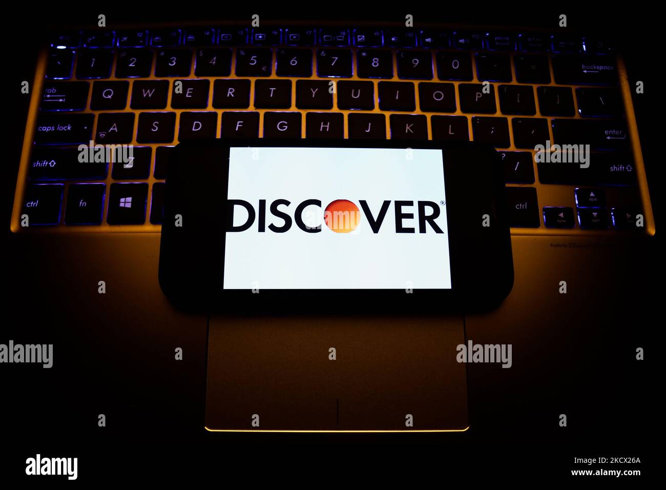 Das Logo „Discover“ auf einem Telefonbildschirm und einer Laptop-Tastatur ist auf dieser Abbildung zu sehen, die am 1. Dezember 2021 in Krakau, Polen, aufgenommen wurde. (Foto von Jakub Porzycki/NurPhoto) Stockfoto